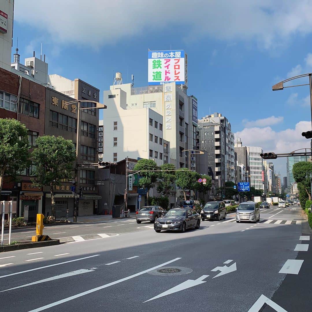 砂川信哉のインスタグラム：「早朝のどこもまだ開いてない神保町〜神田が好きなんだけど、平日の朝8時はさすがに騒がしすぎた」
