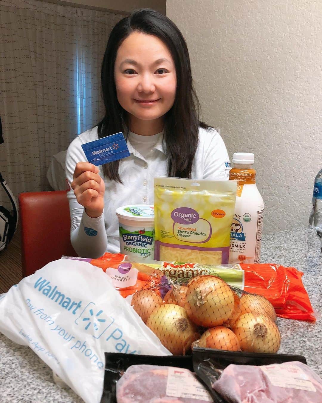 のインスタグラム：「﻿ 今週はウォルーマート　アーカンソー　チャンピオンシップ⛳️﻿ @walmart からギフト券をいただき﻿ 食材を調達しました。﻿ ホテルで作って食べます。﻿ @walmart ありがとう😊  #食材 #ギフト券 #ありがとう #オーガニック #グラスフェッド #ヘルシー #スーパー」