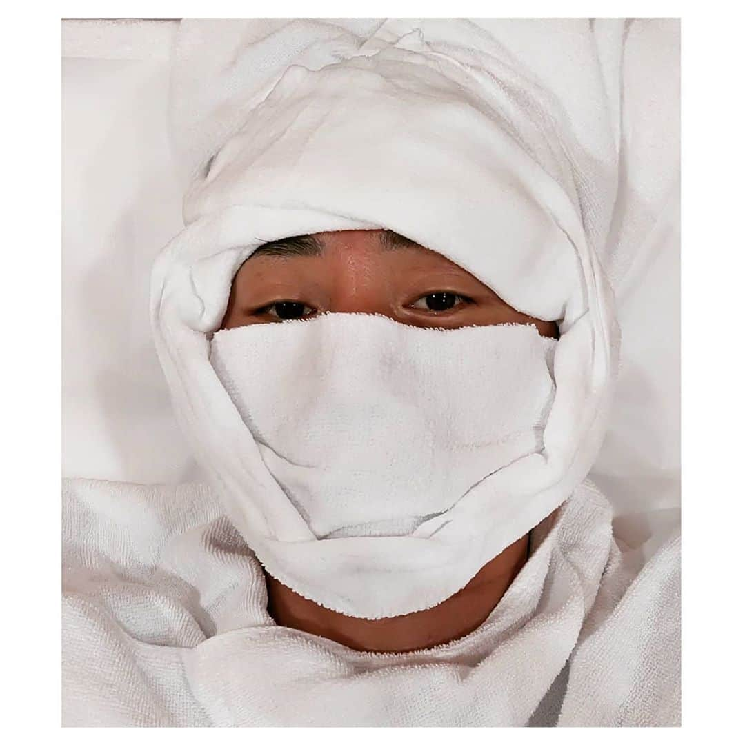 福川雅顕さんのインスタグラム写真 - (福川雅顕Instagram)「. @forever_skin_clinic  . レーザーとか肌の治療をやり初めて１５年 . インスタを始めた６年前に タオルでアイシングしてる写真をあげたら 大丈夫ーー？ 気を付けてー！ どうされたんですかー？ って心配のメールばかりだったけど 今じゃ当たり前になったよね . 都内ほとんどのクリニックで初回荒しをやってた頃が懐かしいw 未だに新しいマシーンが出たらやってるけどw . マッサージピール 表面レーザー系に関しては ここが一番上手いです (ちょー高くていいなら、あと２件くらいあるけど) . 僕は毛穴が気になるのと 韓国垢擦りのおばちゃんとか便器みたいな肌になりたいので ナノ系のレーザーより昔のレーザーが好きです . #美容 #美容男子 #美容オタク  #美容おじさん  #フェイシャル #目指せ5歳肌」8月26日 8時19分 - masaakifukugawa