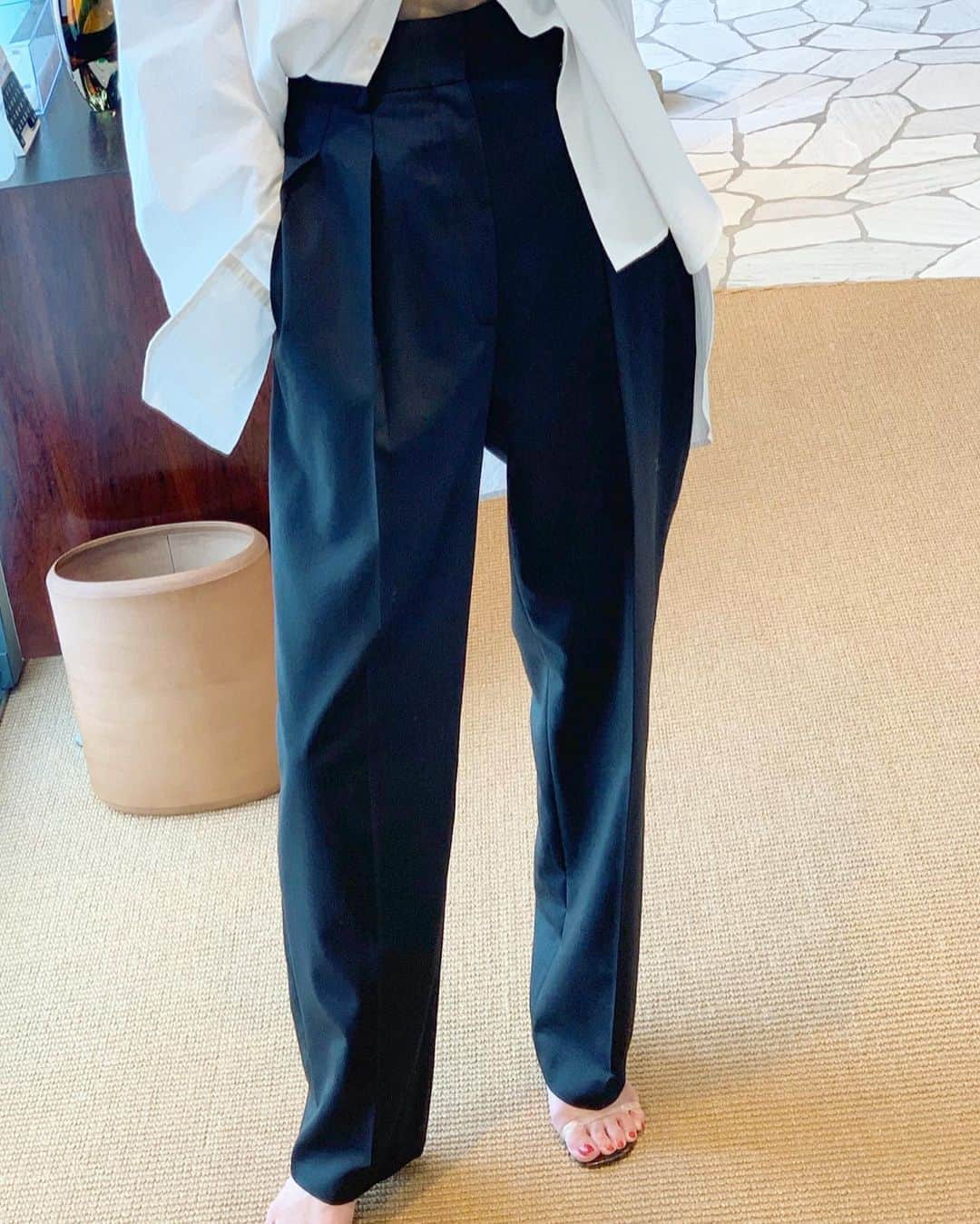 二ノ宮和佳子のインスタグラム：「Tuck pants @aewen_matoph   イタリアMARZOTTO社の上質なウール生地を使用 程よいハリコシと上品な光沢感のある風合いが特徴です 角度を付けたタックをポイントに  キレイ目な印象のパンツを、少しゆとりあるサイズ感で履くのが好き シャツと合わせてクールに着てますが、 甘めブラウスやカットソー、ニットなど色んなアイテムと合わせて、ちょっと秋めいたスタイリングしたいな  #tuckpants #aewenmatoph #イウエンマトフ #似てるの持ってる #って言われる #私にとっては全く別もモノw」