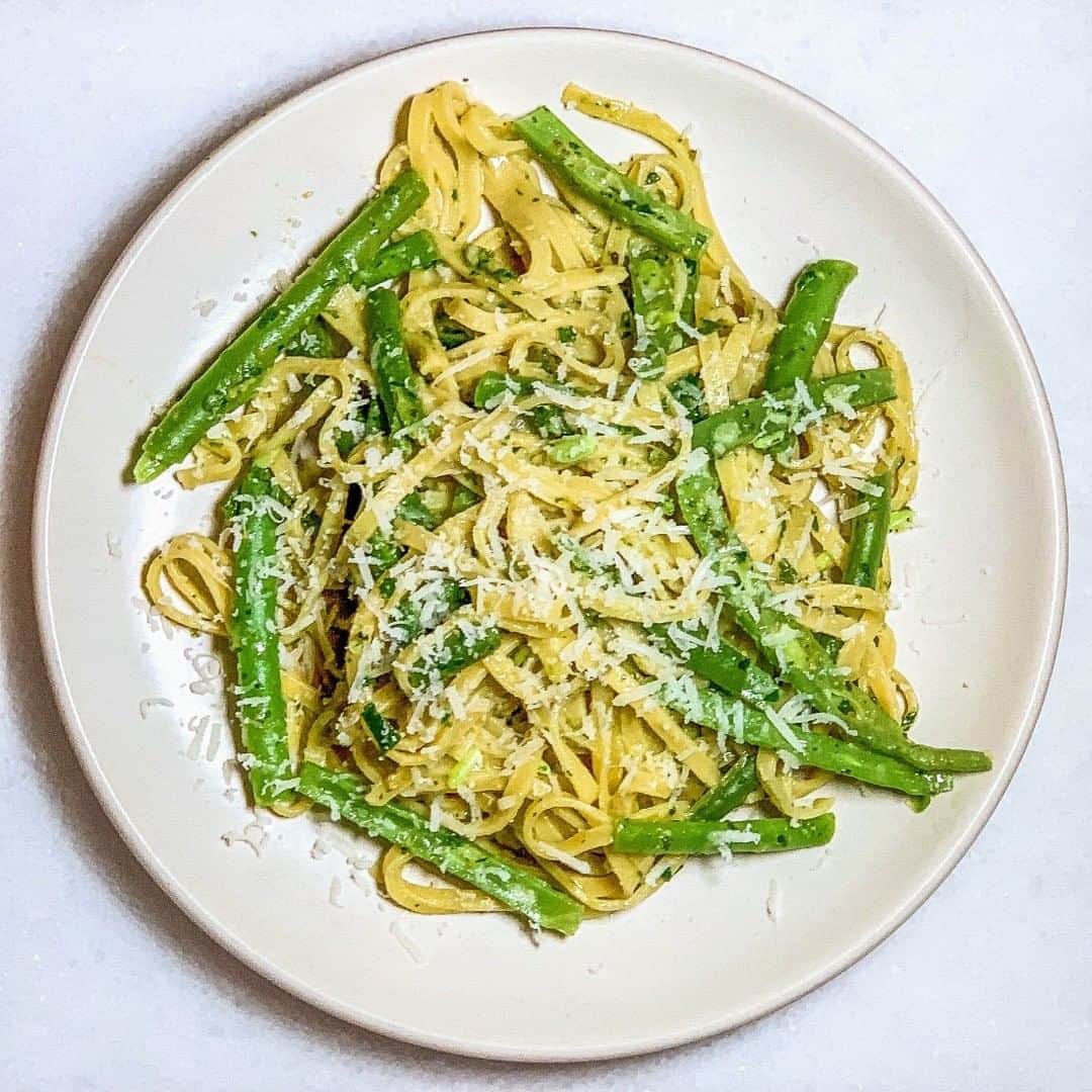 Food & Wineさんのインスタグラム写真 - (Food & WineInstagram)「Amp up your pesto with handfuls of parsley, like Audience Engagement Editor @carolineschnapp did while making 1988 #FWBNC Johanne Killeen (@johanniejo)'s linguine with green beans  and parsely pesto. Recipe linked in our bio!」8月26日 8時39分 - foodandwine