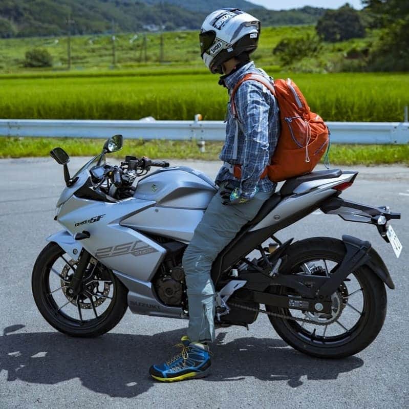 山下晃和さんのインスタグラム写真 - (山下晃和Instagram)「【MOTO&MAGAZINE】バイク雑誌Moto NAVI最新号のvol.108発売！  連載ページの「こだわり番外地」では ジクサーに乗ってツーリングして、ブラックダイアモンドのカーボンポールを使って登山へ  Touring&Tekking  くわしくは雑誌にて  Photo by Satoshi Osaka @o.saka_satoshi  ※撮影以外ではマウンテンハードウェアのネックゲイターで口元を覆っています  #MotoNAVI #知性ある大人の自由時間 #モトナビ #ジクサー #SUZUKI #GIXXER #スズキ #スーパースポーツ #trekking #campinp #touring #motorcycle #motorcyclist  #rider #Japan #mttsukuba #Ibaraki #アゾロ #ASOLO #8枚目は足着きってやつね #バイク #オートバイ #モーターサイクル」8月26日 8時32分 - travel_akikazoo
