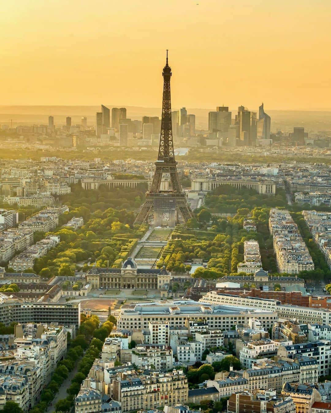 Earth Picsさんのインスタグラム写真 - (Earth PicsInstagram)「Sunset in Paris France 🇫🇷 Eiffel Tower by @jack.dw」8月26日 8時57分 - earthpix