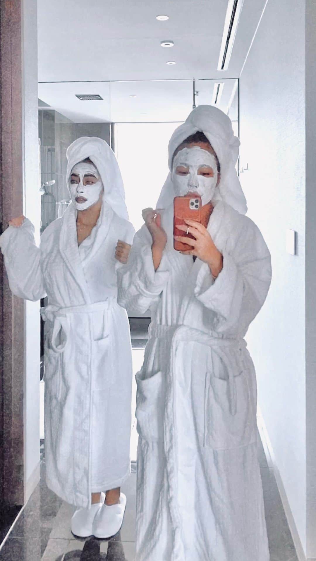 Manamiのインスタグラム：「🧖🏼‍♀️🧖🏼‍♀️🤍🤍🤍 Hotel @fsotemachi  最高な景色でシャワーしてパックしてのんびり準備して シャインマスカット食べながら出勤😛 東京のHotel stayってほんと最高💖  dress @zara  with @mina__37__ 💗💗💗」