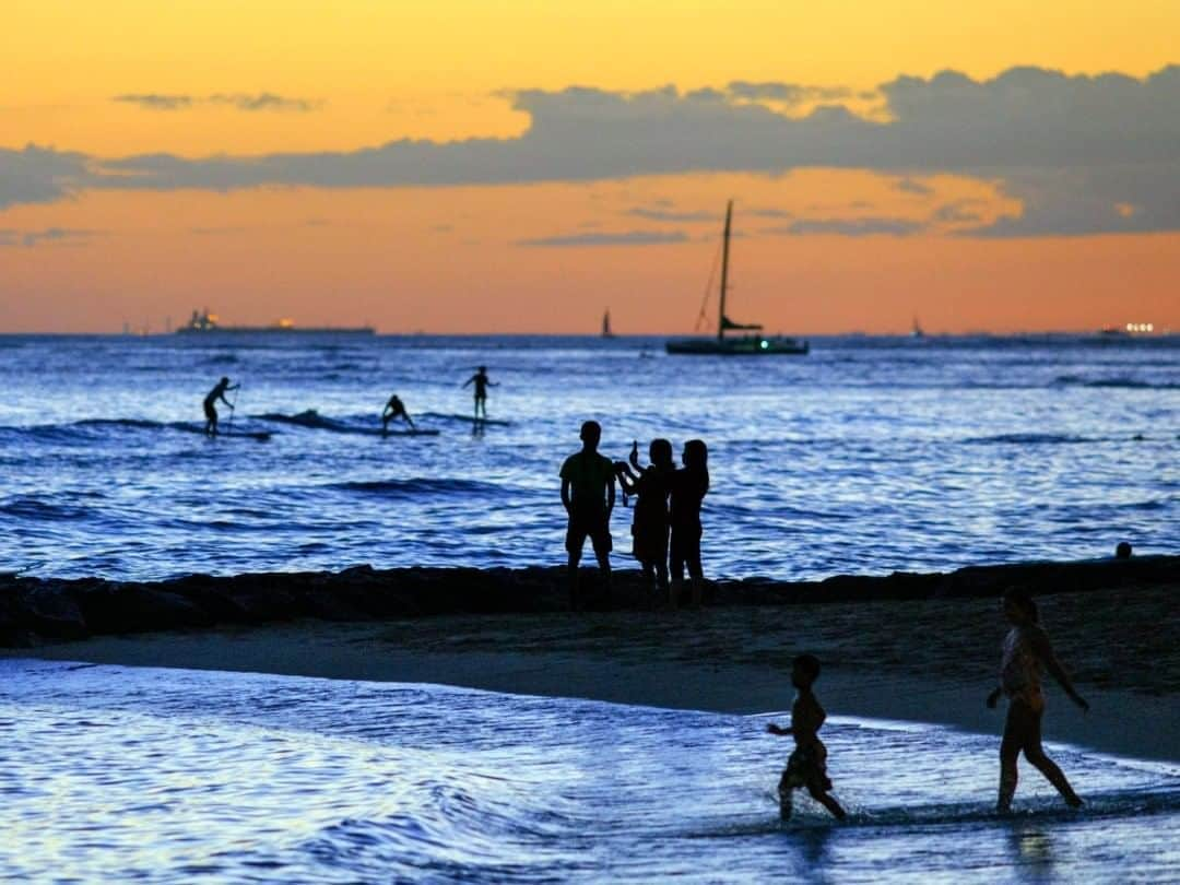 National Geographic Travelさんのインスタグラム写真 - (National Geographic TravelInstagram)「Photo by @babaktafreshi  As the temperature cools down at dusk, activity continues at Waikiki Beach in Honolulu. #ocean #hawaii #honolulu」8月26日 9時08分 - natgeotravel