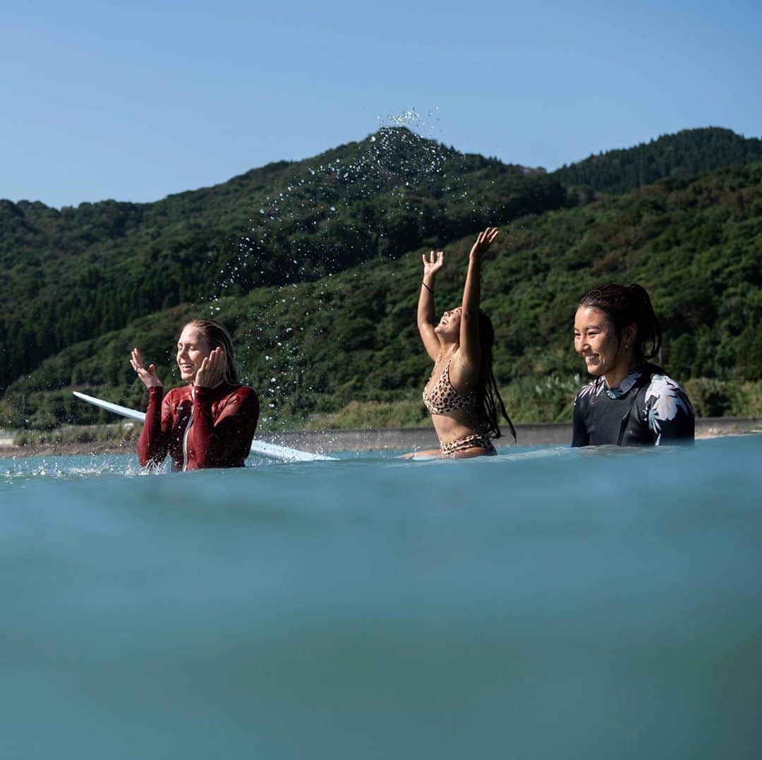 BILLABONG WOMENSさんのインスタグラム写真 - (BILLABONG WOMENSInstagram)「There’s no greater feeling than being in the water with friends. #KnowTheFeeling」8月26日 9時01分 - billabongwomens