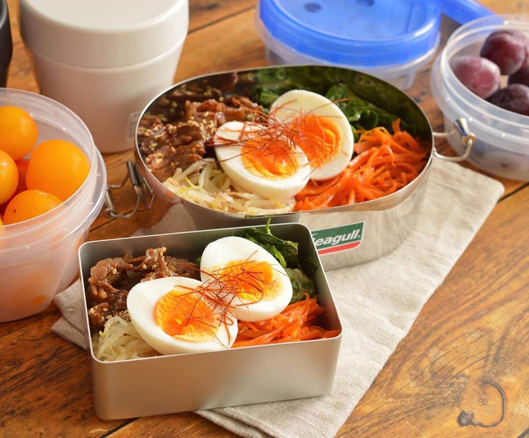 yukiyoのインスタグラム：「2020.8.26* ・ 今日のお弁当 ・ ビビンバ弁当 …って 肉と野菜と玉子乗ってれば良いんだっけ？ ・ 肝心の肉を買い忘れ 冷凍していたすき焼きの残りの霜降りを使ったけれど バラ薄切りとかの方が美味しそう ・ ほうれん草高すぎてモロヘイヤ使いました。 ネバネバナムル ・ ・ 私のはごはん100gで少なめ ミニトマトたくさんです。 ・ ぶどう お湯を入れるお味噌汁付き ・ ・ ・ 寝違えて首が痛い あんまり痛いから何かに取り憑かれたんじゃないかと お葬式の後みたいに肩越しに塩をふってみた ・ …全く変わらん。 ・ ・ #取り憑かれた事などありません #幽霊とか見たことも無い ・ #お弁当 #obento #bento #lunch #lunchbox #onthetable #japanesefood #暮らし #lin_stagrammer #ロカリ #おうちごはんLover #マカロニメイト #IGersJP #シーガル #THE」