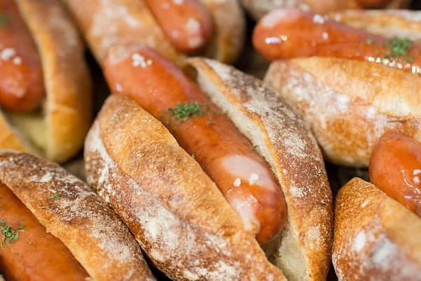 笹塚駅のパン屋さん オパンさんのインスタグラム写真 - (笹塚駅のパン屋さん オパンInstagram)「🖋...﻿ [2020.08.26]﻿ ﻿ おはようございます﻿ オパンです。﻿ ﻿ 朝8時から焼き立てパンをたくさんご用意しています。﻿ ﻿ オパンドッグ、フランス類(ミルクフランス、あんフランス、コーヒーフランス、ガーリックフランス、明太フランス)随時たくさん焼き上げていっております、よろしくお願いします。﻿ ﻿ その他にも、キャロットケーキやキッシュ、カヌレ、スコーン、ハート、各種クッキー、クッキーサンドなどご用意しております。﻿ ﻿ オパンドッグ、ミルクフランス類はご予約は出来ませんが、その他はご予約可能ですのでご利用ください。﻿ ﻿ ﻿ 季節限定のフルーツデニッシュ「メロンとミントのデニッシュ」は12時前後のご用意となりますので、よろしくお願いします。﻿ ﻿ 本日も、焼き上がりのパンの香ばしい香りと一緒に、お待ちしております。﻿ ﻿ __________________________________________﻿ ﻿ 💬 コロナ対策のお知らせ﻿ ﻿ ・入店時はマスクの着用ご協力ください﻿ ・入店制限として「お客様2組迄」でお願いします﻿ ・外でお待ちの方にはお客様同士の間隔を開けてください﻿ ﻿ お客様にはご迷惑をおかけいたしますが、ご協力のほどよろしくお願いします。﻿ ﻿ __________________________________________﻿ ﻿ 🥖 季節限定﻿ ﻿ ・メロンとミントのデニッシュ﻿ ・グリーンカレーのフォカッチャ﻿ ﻿ __________________________________________﻿ ﻿ 💬 商品のご予約について﻿ ﻿ 以下の商品はご予約ができません。﻿ ・オパンドッグ﻿ ・ミルクフランス類(ミルクフランス、あんフランス、コーヒーフランス、ガーリックフランス、明太フランス)﻿ ﻿ その他のパンは問題なく、ご予約可能です。﻿ ﻿ ﻿ 💬 ご購入数の制限がある商品﻿ ・ミルクフランスお一人様2本まで﻿ ﻿ __________________________________________﻿ ﻿ 💬 お支払いにについて﻿ ﻿ 当店でのお支払いは、現金のみとなります。﻿ クレジットカード・電子マネーは、ご利用いただけません。﻿ ﻿ __________________________________________﻿ ﻿ 🖋...﻿ #笹塚 #オパン #ミルクフランス #オパンドッグ #渋谷 #東京 #京王線 #代々木上原 #sasazuka #shibuya #tokyo #bakery #boulangerie #boulanger #opan #opan_bakery #crust #baguette #pastry #instabread #pane #sourdough #naturalyeast #パン #パン屋 #パン屋さん #東京パン屋」8月26日 9時03分 - opan_bakery