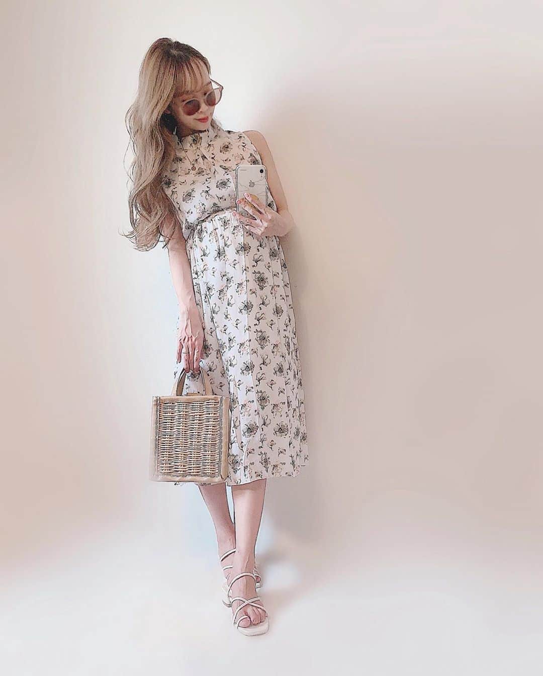 さっぴちゃんのインスタグラム：「. . コロナで自粛〜出産後って 出かけられない日々に慣れすぎて 家でみんなで過ごす生活が好きすぎる😂♡(笑) . 今ではベランダであかりと遊ぶだけで 暑くてヒーヒー言ってしまう😂 . 今年は無理だけど、来年は家族みんなで 夏らしいこと沢山したい👨🏽👩🏼👧🏼👶🏼🐈❤︎ . . ………………………………(♡)……………………………… .」