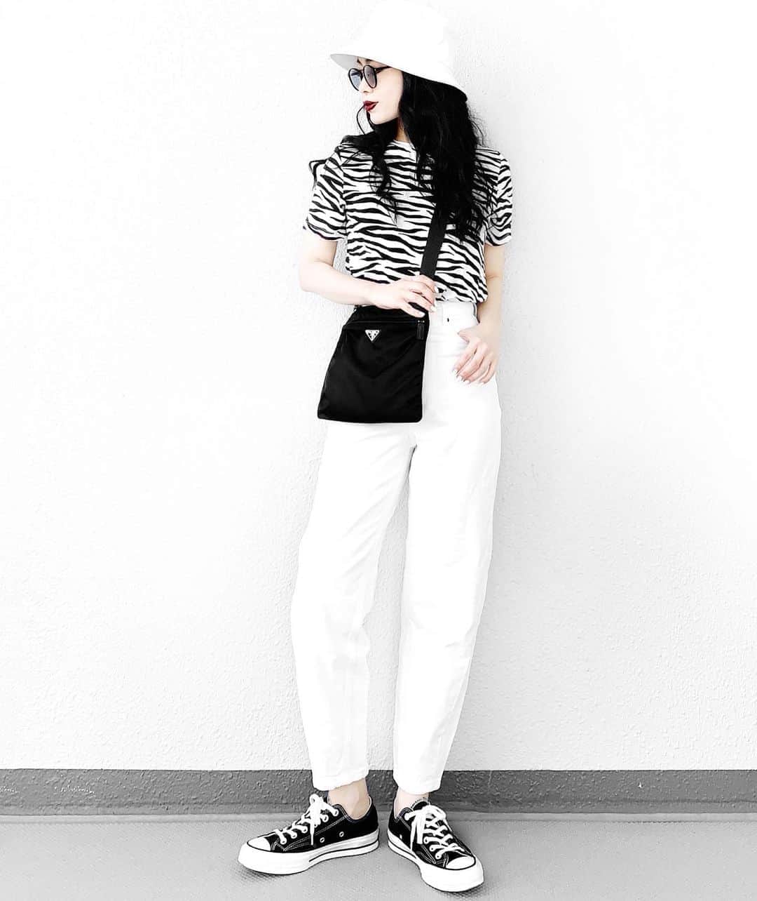 lve_xxxxのインスタグラム：「.﻿ .﻿ ﾎﾜｲﾄ多めﾓﾉﾄｰﾝ 🦓﻿ ﻿ はよ、秋服着たいー﻿ もう、夏おわってええんやで？﻿ ﻿ こんな事ゆーたら﻿ @efc.y 相方に怒られそう😂笑﻿ ﻿ ﻿ ｺｰﾃﾞｱｲﾃﾑ詳細は﻿ WEARをご覧くださいませ。﻿ ﻿ WEAR ： lvexxxx ﻿ 💻 https://wear.jp/sp/lvexxxx/﻿ ﻿ －－－－－－－－－－－－－－－－－－﻿ ﻿ 📢ｺﾒﾝﾄ頂ける際は、﻿ 最新投稿にお願い致します。﻿ ﻿ 過去投稿に頂いた際、気がつかない事もあり﻿ お返事致しかねる場合が御座います🙇‍♀ ️﻿ ﻿ ﻿」