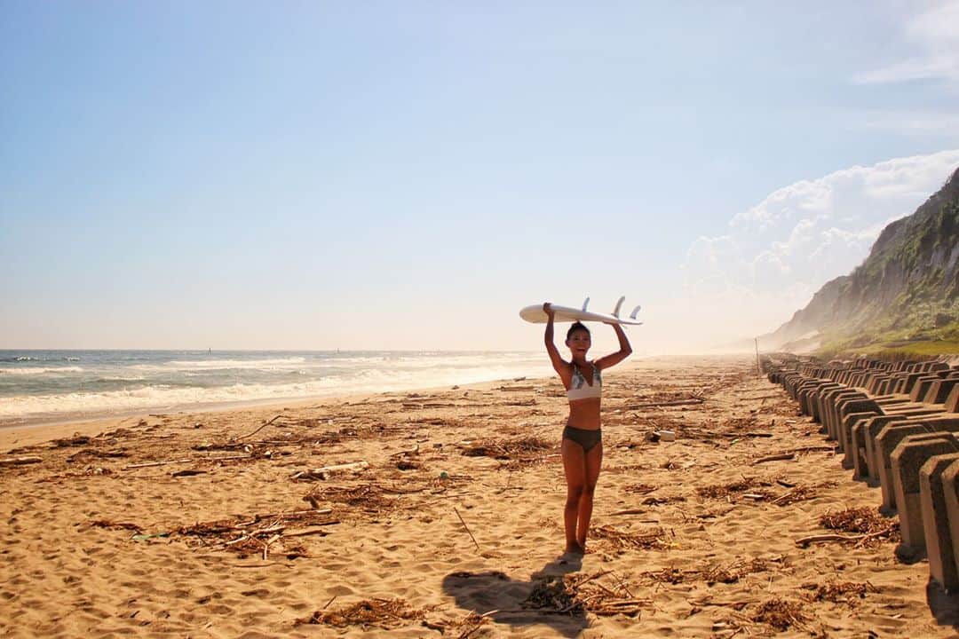 yukaさんのインスタグラム写真 - (yukaInstagram)「Surfer girl🏄🏻‍♀️ ・ ・ ・ なかなか出会わないサーファーのお姉さん☺︎ 快く写真を快諾してくれたけど、私単焦点だった🤣 もっと近くで撮りたかったけど、遠慮しちゃった😝 ・ ・ #toyohashiphoto  #クラストコ #igersjp  #instagramjapan  #team_jp_  #hellofrom  #サーファー #サーファーガール  #surfer #surfergirl」8月26日 9時17分 - yuka_ff
