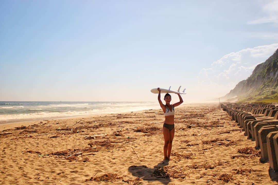 yukaのインスタグラム：「Surfer girl🏄🏻‍♀️ ・ ・ ・ なかなか出会わないサーファーのお姉さん☺︎ 快く写真を快諾してくれたけど、私単焦点だった🤣 もっと近くで撮りたかったけど、遠慮しちゃった😝 ・ ・ #toyohashiphoto  #クラストコ #igersjp  #instagramjapan  #team_jp_  #hellofrom  #サーファー #サーファーガール  #surfer #surfergirl」