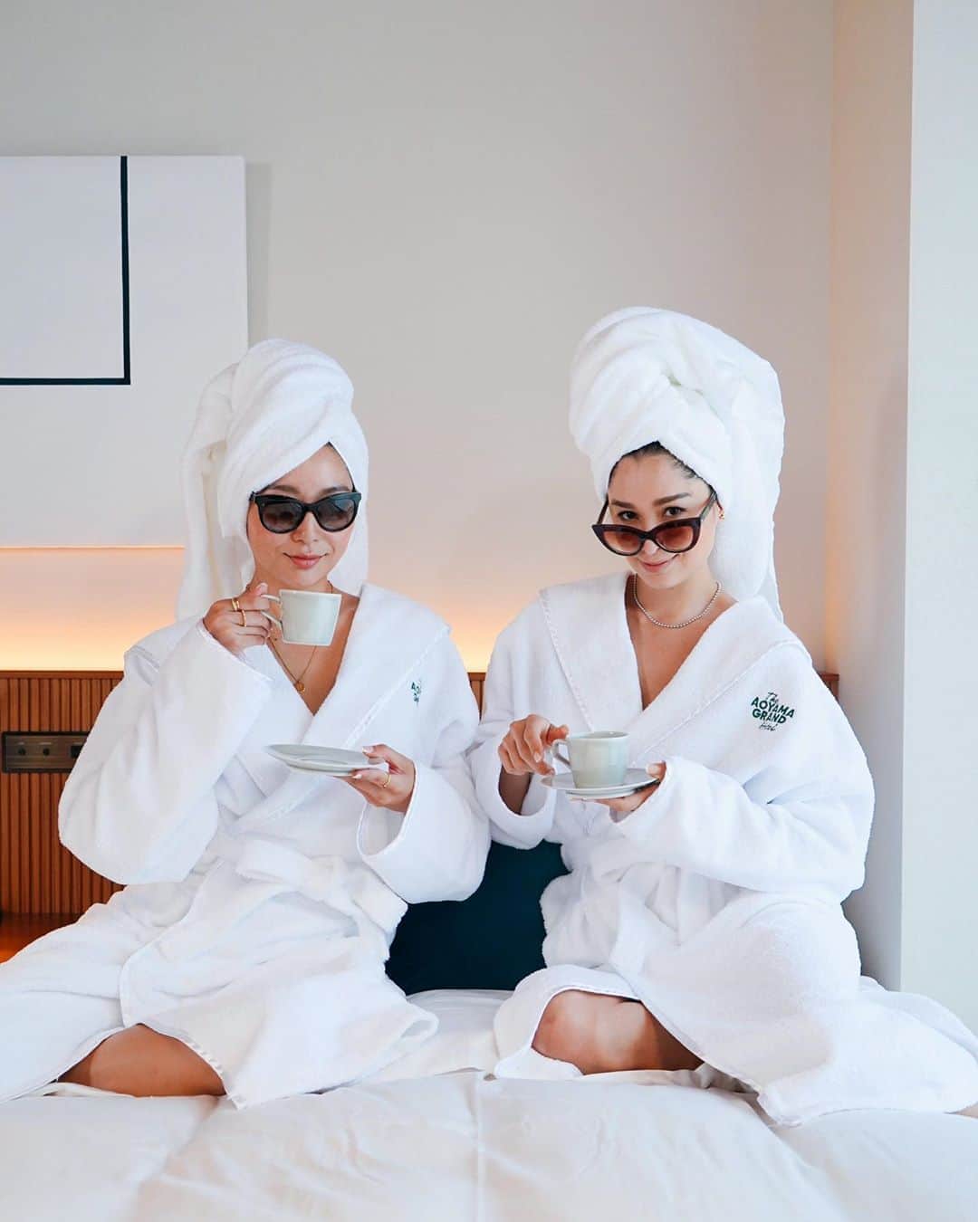 のインスタグラム：「𝓑𝓸𝓷𝓳𝓸𝓾𝓻 ☕️ @aoyamagrand  •  ホテルでしか撮れない バスローブの写真😍❤️✨🧖🏻‍♀️ ・ バスローブを着て、 ベッドでコーヒー😍幸せ〜☕️ ・ 2枚の写真が 笑顔が幸せすぎる😁😆😄 ・ Bathrobe and coffee in bed makes me  me smile like this😆😁😄 ・ Photo by @shun_fukasawa103  * #happymorning#coffee#aoyamagrandhotel#tokyo2020#newspor#tokyo#travelgram#東京#東京グルメ#青山グランドホテル#都内旅」