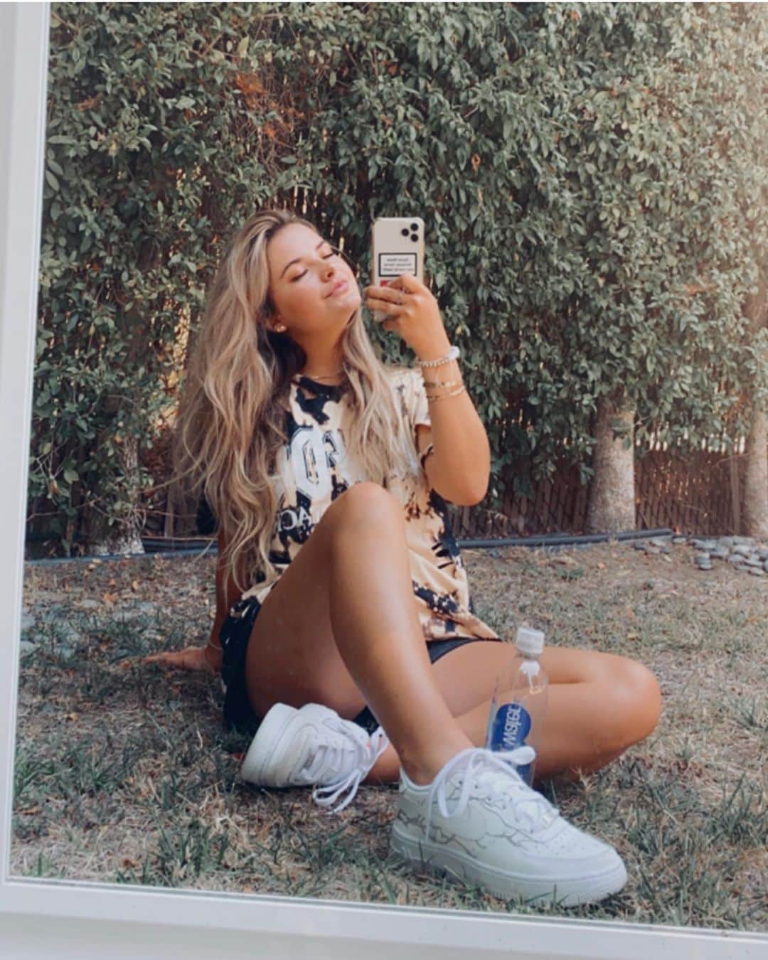 Brooke Marie Hylandさんのインスタグラム写真 - (Brooke Marie HylandInstagram)「mirror mirror in the yard 🍃」8月26日 9時28分 - brookehyland