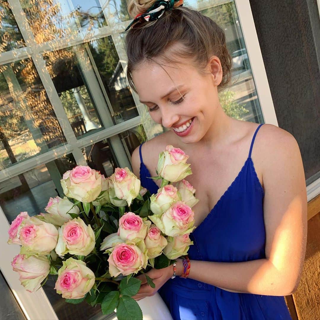 グレイシー・ドジーニーのインスタグラム：「24 roses to celebrate my last day being 24! THANK YOU @kimmycaruso 😍 being friends with you is better than peony season」