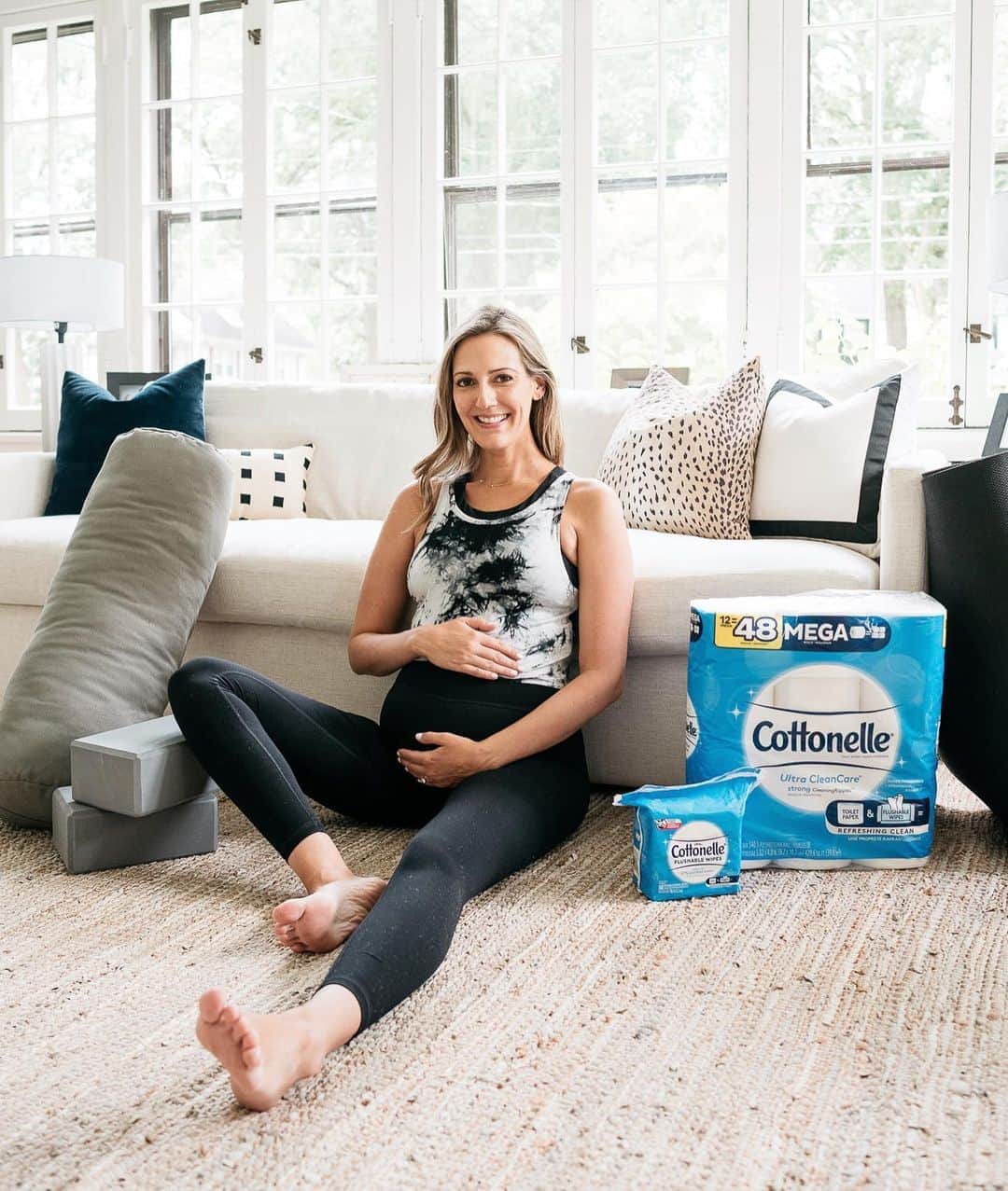 Anna Jane Wisniewskiのインスタグラム：「The working from home lifestyle has really taken over amid the pandemic. Truth be told, I was already used to working from home, but I used to come and go for meetings, school functions, workouts--remember that? Life? Well, now I'm home most of the the time. I'm not only working from home, I'm also eating at home, and even working out at home. I'm not going to lie, I kind of enjoy either a long walk, or little mid-day bike ride followed by a quick restorative yoga class (it's all I want to do in the third trimester). If we're all going to be home this much, we'd might as well make the most out of it, right?! But we also need to set boundaries and make sure we're not available all the time to work, so I also schedule hard stops like I'm at the office (no one wants to live at work). So to stay on schedule after my mid-day workout, I use @cottonelle flushable wipes as a little refresh to finish out the day before my nightly shower. Using the flushable wipes in addition to Cottonelle toilet paper feels like a full on luxury at this point (it's as close to a bidet as we're going to get at our house and I love it) and I am riding that #downtherecare wave!   Skincare shouldn't just be limited to our faces, right?! It's the largest organ we have, so I personally will take care of all of it--you in? #ad  📸 @ironandhoney」