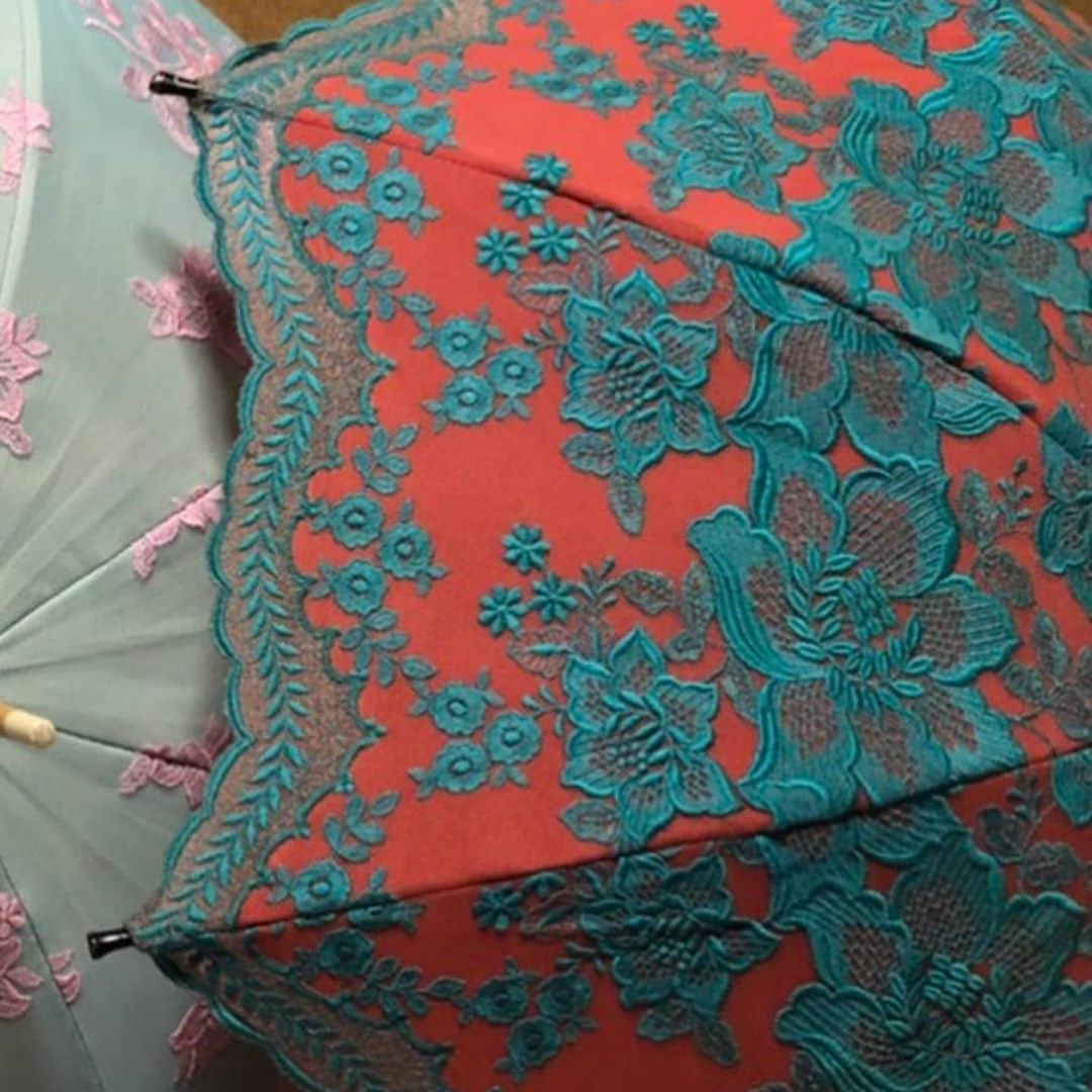 ハンアンスンさんのインスタグラム写真 - (ハンアンスンInstagram)「アンミカさんがハンアンスン日傘を 紹介して頂きました！！ 残念ながら今は作っておりませんが。  実家の母から、TV映像が送られてきて なんと、昔作った日傘がTVに出ているでは ないですか！！母もびっくりした様子で。 その後Instagramにも紹介してくれました。 あの頃、可愛いレースで日傘作りたくて、 数本だけオートクチュールで作ってもらいました。 友人の知り合いに傘屋さんの娘が、いらっしゃって 紹介して頂き、娘さんからお父さんにお願いしてもらってやっと出来上がった日傘！！ 貴重で、思い出深かったので私もキープ保管していました。 アンミカさん大切に使って頂いてて ありがとうございます😊  #アンミカさん#日傘#レース日傘#カラフル日傘#ハンアンスン日傘#ハンアンスン#hanahnsoon」8月26日 9時36分 - hanahnsoon