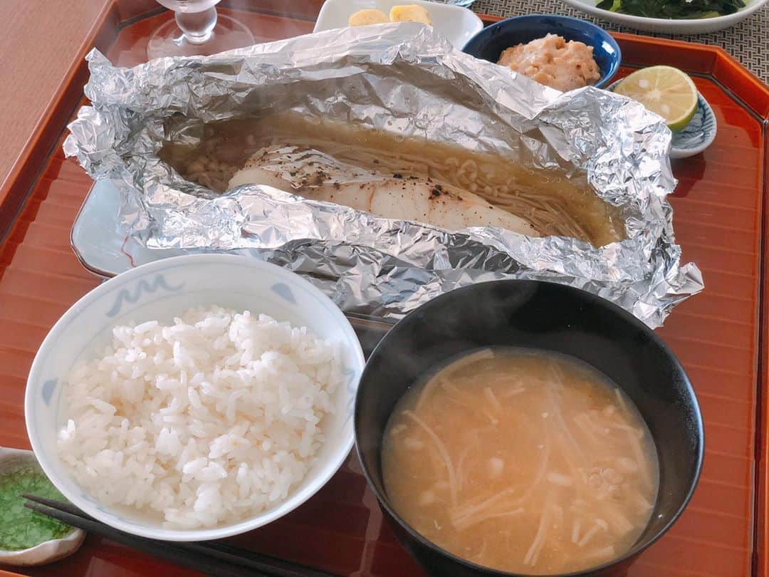 英玲奈さんのインスタグラム写真 - (英玲奈Instagram)「#今日の朝ご飯 #夫の朝ご飯 #えのきと玉ねぎの味噌汁 #タラのホイル焼き #ジュンサイ #卵焼き #納豆 #酢橘 #長芋の照り焼き #オクラ出汁和え #小松菜のお浸し  #ていねいな暮らし #季節を感じる暮らし#からだにいいこと#料理 #からだにやさしいごはん #おうちごはん#夫の健康守りたい#10年後の健康の為に#無添加#無化調#オーガニック#低gi #美腸活#趣味生活#料理家#erenakitchen」8月26日 9時39分 - erena_erenyan