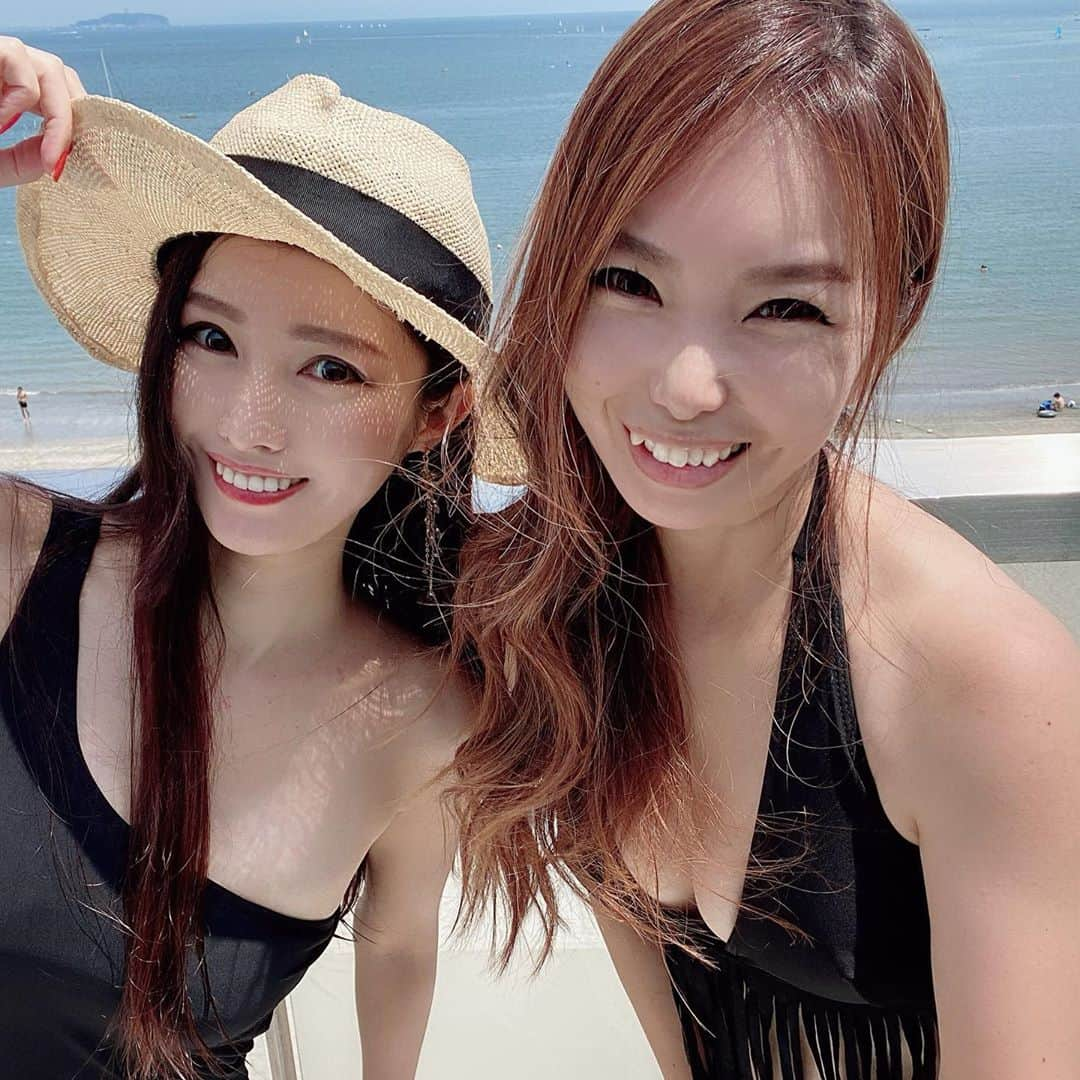 NANAさんのインスタグラム写真 - (NANAInstagram)「【水着美女コレクション/あさ美ちゃん編】 葉山にある素敵なホテルscapesさんで撮った 美女との写真を載せたいだけの投稿 . . あさ美ちゃん（ @asami1980.jp ）は Mrs.International 2019で知り合った、 偶然にも隣の中学の1個下！笑 . . 1個下に見えないところも驚きなんだけど 東京で出会って、地元が同じ、 そして隣の中学ってすごくない？w . 活動範囲がほぼ同じ！ . . 無修正でこんなに美しいのに うちの長男と同じくらいのお子さんもいるの。 . . 今はライバーとしても輝かしい活躍をしてるよ！ . . ライブ配信してるとこ隣で見てたけど 面白いからぜひ見てみて〜🤣 美しいのに面白い人ってずるいよね、、 どっちか才能ください！！ . . .  💎Follow Me💎 Ms.Earth International 2019 世界大会グランプリ @nana.mura7  . . #アドラー流メンタルトレーナー LINE@ → @681zuwzx  . 👗ミスコン・ミセスコンにもおすすめ スタイルアップするセレクトショップ @eudialyte7  . . .  #逗子#葉山#葉山女子旅#森戸海岸#葉山ホテル#ホテル女子会#葉山レストラン#葉山ランチ#葉山カフェ#スケープス#結婚式場葉山#hayama#scapesthesuite #mrsearth #msearth #ミセスアース #ミズアース #日本代表 #グランプリ #ミセスコンテスト  #mrsqueeen #ミセスクイーン #mrsinternational #ミセスインターナショナル #rosecrusaders  #シングルマザー #シンママ」8月26日 9時42分 - nana.suger