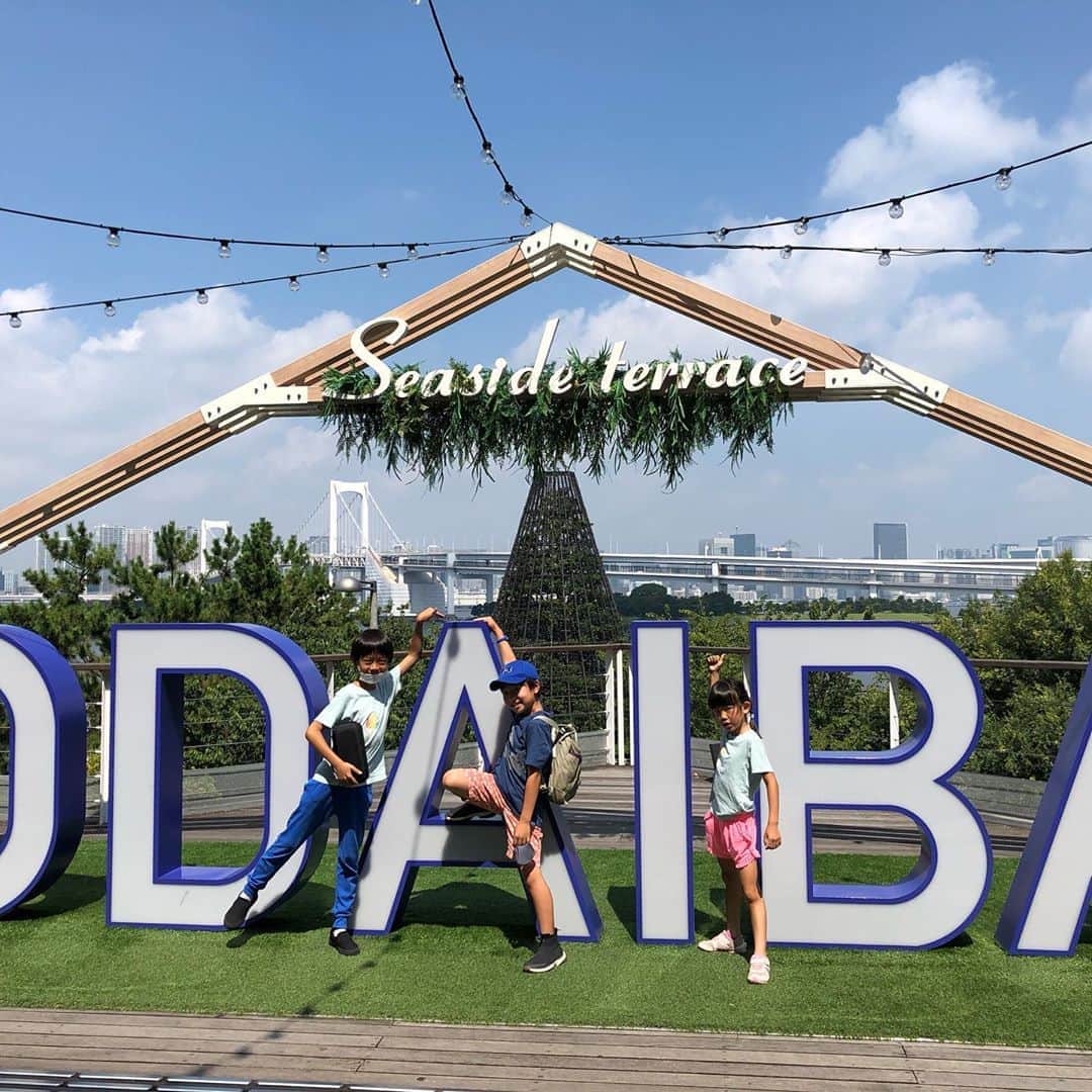 のインスタグラム：「夏休みのラストスパート中です（笑）  まずはですね、週末土曜日はお台場で二分の一の魔法を見てきました！  お友達も来てくれて、みんなでビルズで朝ごはんをしてからユナイテッドシネマへ！  映画はなるべく1番後ろの席を取るようにしてます。  でも朝早い回は割とすいてるので、のんびり観れました(o^^o)  帰りは、お友達の習い事の時間があったので、電車乗るところまでお見送りして解散( ^ω^ )  そのうち、こうやって子供だけで電車乗ったり待ち合わせしたりするようになるのかな〜？と、なんか成長を感じました(≧∀≦)  #お台場#夏休み#ユナイテッドシネマ#2分の1の魔法 #息子殿姫#息子殿#姫」