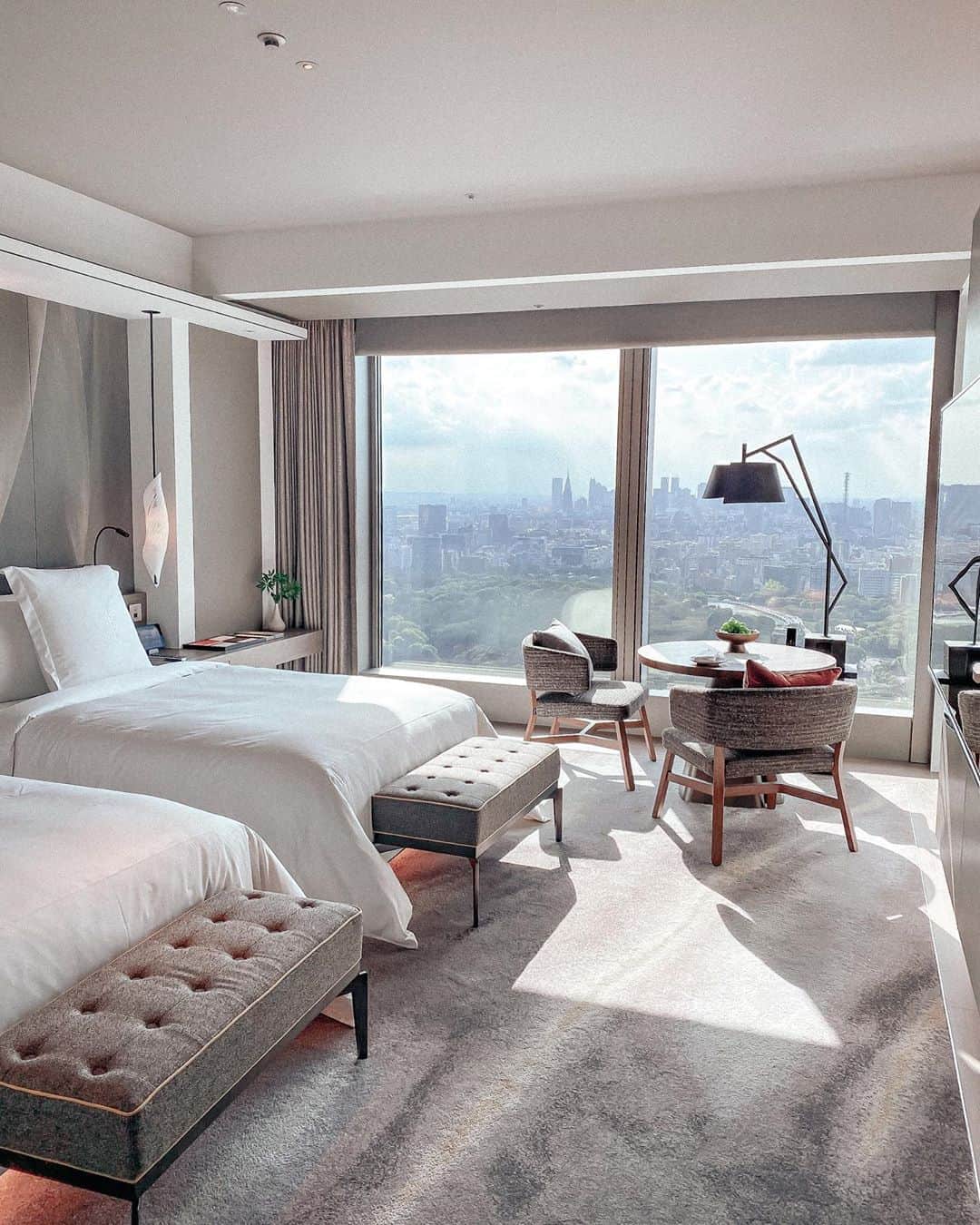Manamiのインスタグラム：「🏨 @fsotemachi 皇居viewのお部屋🌳🌳 東京の景色にこんなに感動するとは思わなかった🥺✨🏙 お部屋で頂く朝食も最高においしかった🤤💗  @fsotemachi #fourseasonshotel #tokyo #pr」