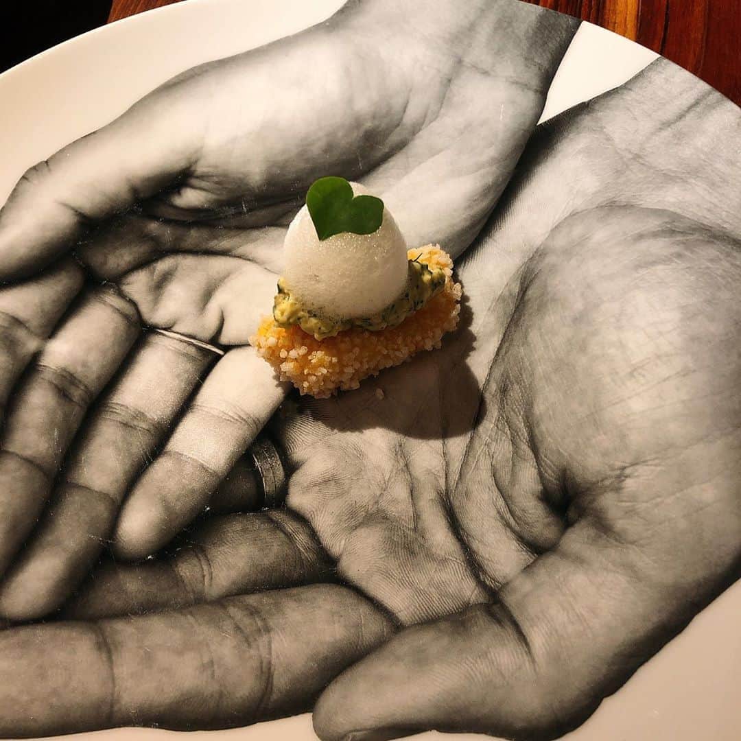 のインスタグラム：「L'Octave Hayato KOBAYASHI  お洒落な雰囲気に上品な味で最高でした。  フレンチって他の料理に比べて表現しにくいなんとも言えない味が好き。  #おうち #おうち時間  #おうちごはん #うめぐらむ #ウメログ #コロナ #終息 #嘆願 #おうちcafe  #ころなにまけるな #おうちカフェ #趣味 #がんばれニッポン #がんばれ日本 #牛 #焼肉 #焼肉パーティー  #ダイエット #ダイエッターさんと繋がりたい  #ダイエット記録  #ダイエット方法 #北参道 #代々木 #フレンチ #フランス料理 #ワイン #wine #ロクターヴ」
