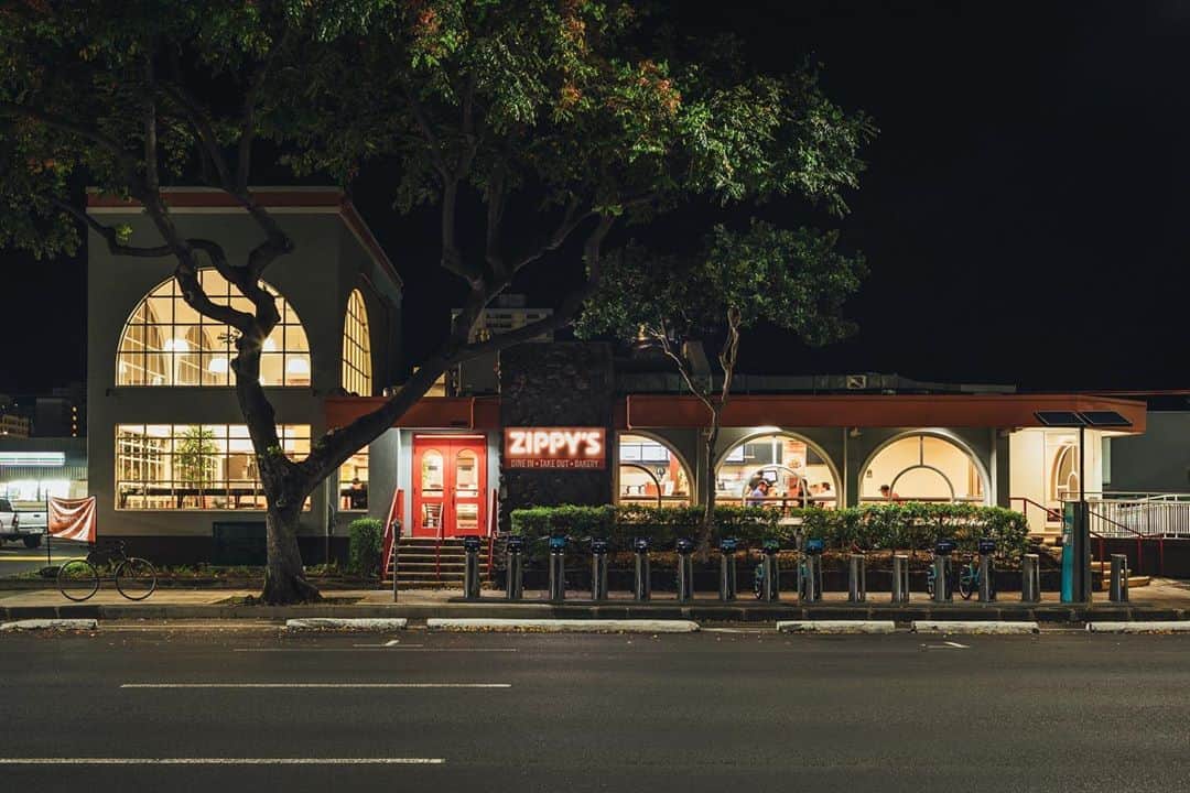 のインスタグラム：「Dine-in while still can, Oahu! Zippy’s Makiki, Vineyard, Kapolei, Mililani and Kaneohe will close at 10 p.m. on Wednesday night as directed by the mayor’s stay-at-home order.」