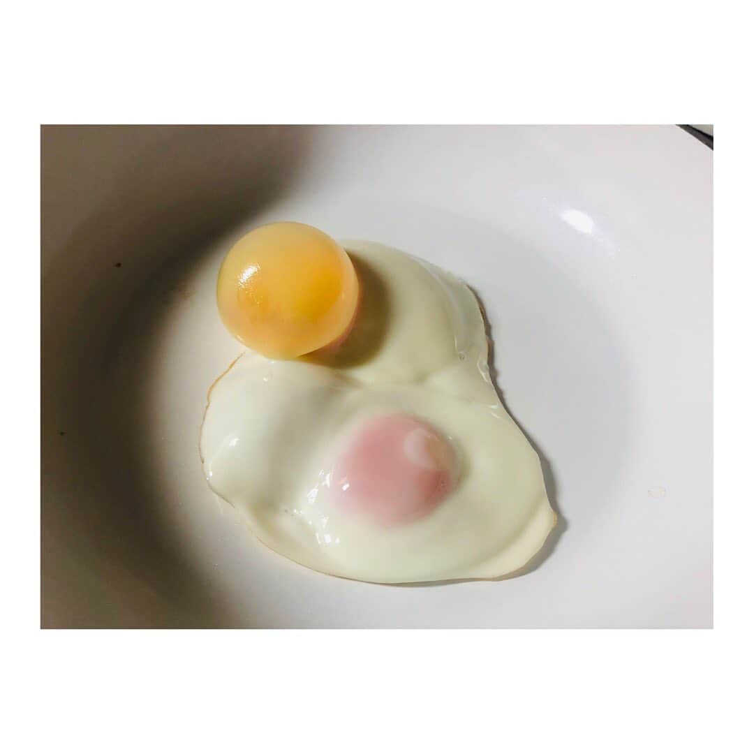 永吉愛さんのインスタグラム写真 - (永吉愛Instagram)「めだまやきを作ろうとしただけなんです。。 あれ？焼くだけの料理よね？なんで風船みたいにふくらむの(たぶん蓋を全しめしたことが原因)  #めだまやき #永吉クッキング #焼くだけなのに #どうしてこうなった」8月26日 9時52分 - nagayoshiai