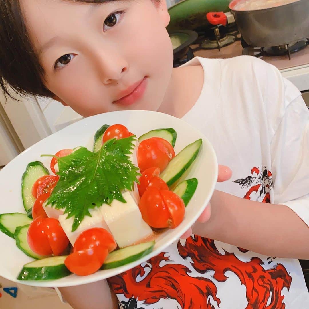 高村凛のインスタグラム：「暑いから大葉料理🥵  大葉をごま油と蜂蜜とポン酢などと和えると美味しいよ😊  サラダ🥗以外にもご飯に乗っけても👍👍👍  #大葉 #大葉料理 #everydaycooking」