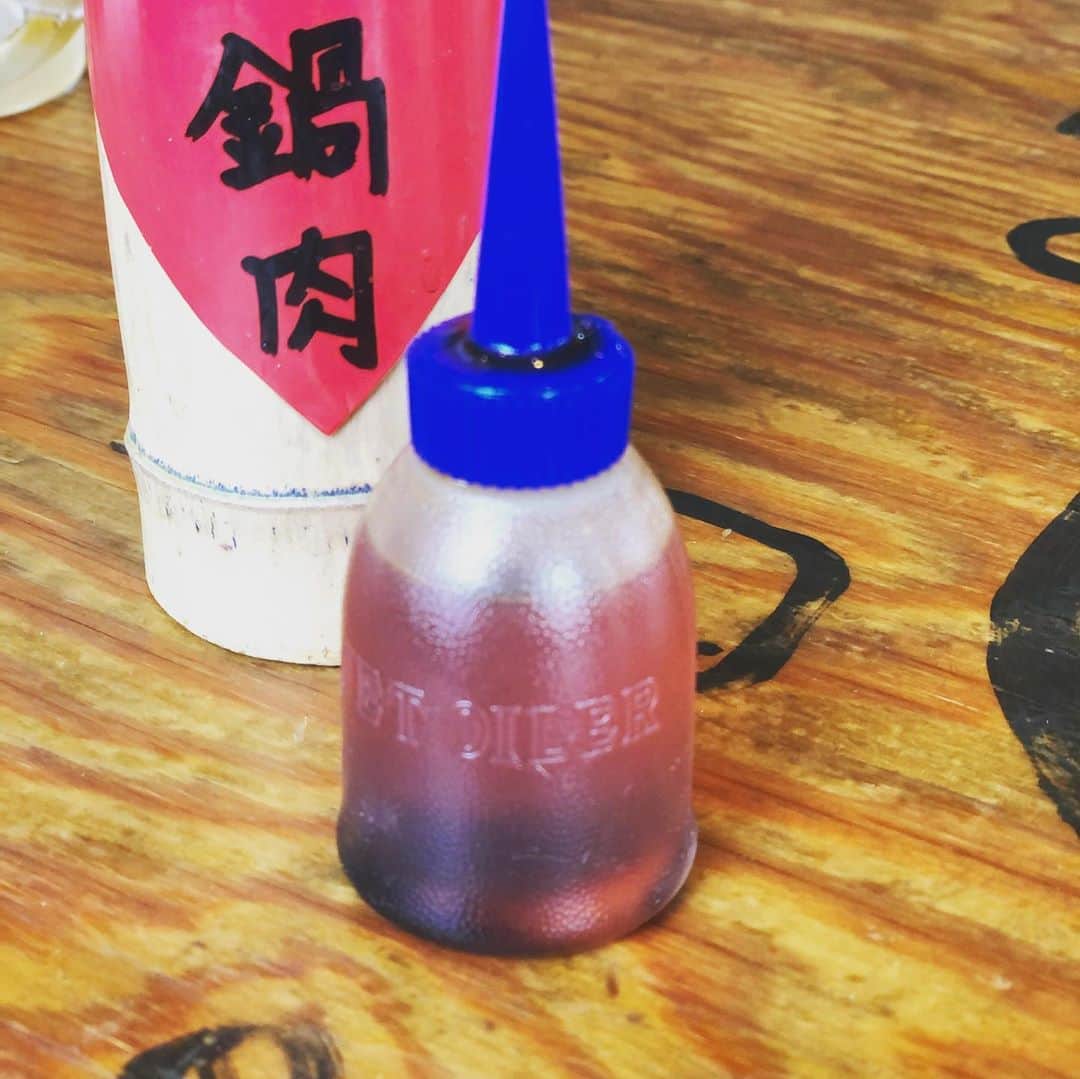 中村譲のインスタグラム：「地元の老舗中華。高校か大学生以来行ってなかったがメニューも豊富で美味かった❗️ラー油がオイル差し(笑) #中華料理  #小籠包  #ラーメン  #炒飯  #酢豚  #てんじく  #chinesefood #fridrice🍚🍗 #localchinesefood」