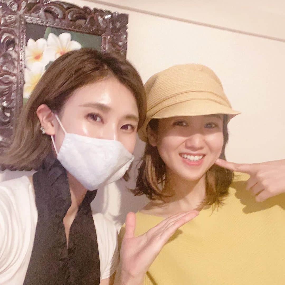 荒尾茉紀のインスタグラム：「昔一緒に番組をしていた木村友南ちゃんが来月10日にサロンをオープンします❣️初めて小顔フェイシャルしてもらったら、顎から頬にかけてのラインが見た目ですぐ分かるほど変わって（シャープになって）衝撃でした😳 @relax_salon_emiri  ありがとう💕💕💕 自分で何か新しいことを始める人ってカッコいいな✨✨✨  #隠れ家サロンエステ #小顔マッサージ #デコルテもすっきり #エミリ」