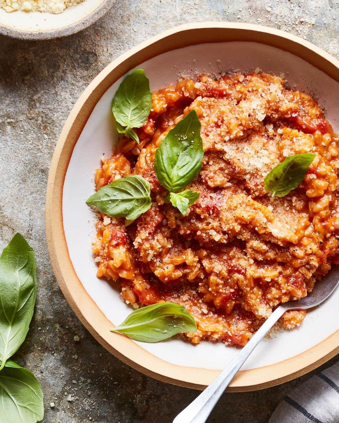 Gaby Dalkinさんのインスタグラム写真 - (Gaby DalkinInstagram)「Risotto a way of life here on WGC. Has been ever since week 2 of culinary school when I had to make a mushroom risotto and CRUSHED IT!! Fast forward 10 years later and I’m still going strong! Today is all about this summery Tomato Risotto (but news flash - I’ve developed it so you can make it any time of the year - thanks to @delallofoods!) 🍅 https://whatsgabycooking.com/tomato-risotto/」8月26日 10時03分 - whatsgabycookin