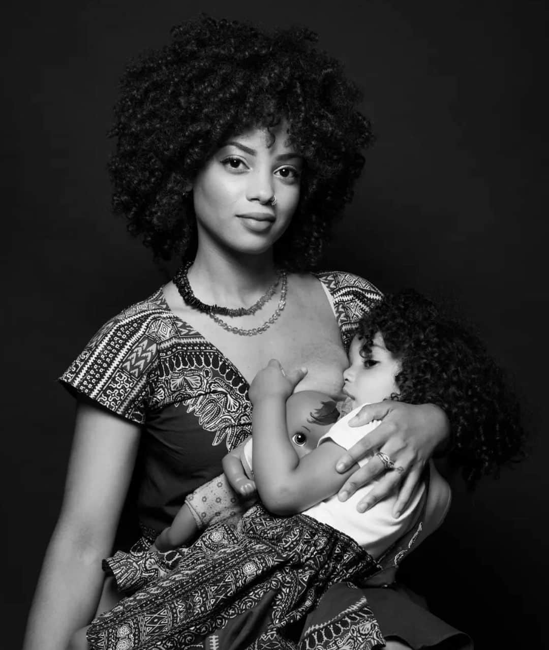 Huffington Postさんのインスタグラム写真 - (Huffington PostInstagram)「In honor of #BlackBreastfeedingWeek, HuffPost is resharing photos of proud breastfeeding mamas who discuss why they believe society needs to see more empowering images of Black women nursing their children.⁠⠀ ⁠⠀ Swipe through to see the beautiful photos.⁠⠀ ⁠⠀ 1. Anastasia West: "It is important for the public to see images of Black women breastfeeding because that would normalize the act and encourage positive attitudes toward Black women who chose to breastfeed.”⁠⠀ ⁠⠀ 2. Nicole Letizia: “If more Black breastfeeding moms were visible, there would most likely be a greater amount of programs available in a wider variety of communities to support them."⁠⠀ ⁠⠀ 3. Fatima Mills: “I think it's important for the mainstream public to see images of Black moms of all economic groups breastfeeding because it will have the greatest impact on the [breastfeeding] success rates in Black communities; it will no longer be looked at something only for the poor of foreign nations or the wealthy who can afford to stay home." ⁠⠀ ⁠⠀ 4. Stephanie Fearse: “I just want Black women to see that we can and we do breastfeed and it's beautiful. Whatever way we choose to feed our children, breastfeeding should be a part of those options."⁠⠀ ⁠⠀ 5. Angela Richardson: “It's extremely important for the public to know that our bodies are not to be objectified but to be praised for our abilities to carry our children with such ease and grace and also provide vital nourishment to them."⁠⠀ ⁠⠀ 6. Rachel Rogers-Ebert: "I often see publicity that's pro-breastfeeding geared toward Caucasian women. I feel it's important that Black women be included in this topic. We need to feel that breastfeeding is safe, natural and supported.”⁠⠀ ⁠⠀ 7. Tasha Cunningham: "It is important for others to know that there are Black women who breastfeed because it dismantles the racist belief that Black women are not maternal. This stereotype was systematically perpetuated during slavery when we were denied the right to care for and nurse our children. By creating images of us nursing, we normalize the practice of breastfeeding and end the sexual objectification of our bodies.”⁠⠀ ⁠⠀ Read more - link in bio! 📷@damondahlen」8月26日 10時11分 - huffpost