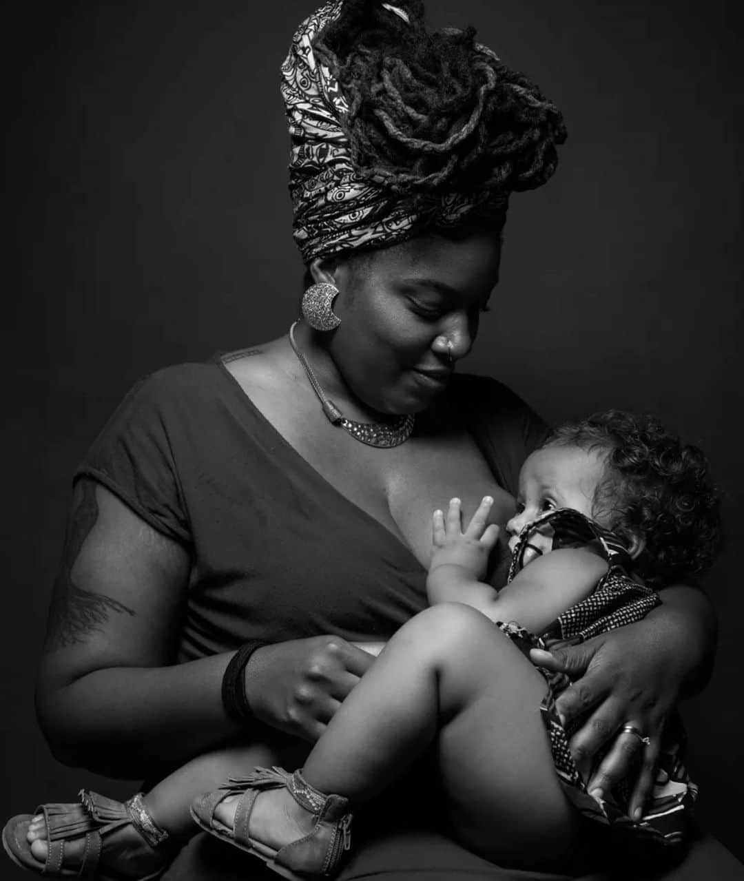 Huffington Postさんのインスタグラム写真 - (Huffington PostInstagram)「In honor of #BlackBreastfeedingWeek, HuffPost is resharing photos of proud breastfeeding mamas who discuss why they believe society needs to see more empowering images of Black women nursing their children.⁠⠀ ⁠⠀ Swipe through to see the beautiful photos.⁠⠀ ⁠⠀ 1. Anastasia West: "It is important for the public to see images of Black women breastfeeding because that would normalize the act and encourage positive attitudes toward Black women who chose to breastfeed.”⁠⠀ ⁠⠀ 2. Nicole Letizia: “If more Black breastfeeding moms were visible, there would most likely be a greater amount of programs available in a wider variety of communities to support them."⁠⠀ ⁠⠀ 3. Fatima Mills: “I think it's important for the mainstream public to see images of Black moms of all economic groups breastfeeding because it will have the greatest impact on the [breastfeeding] success rates in Black communities; it will no longer be looked at something only for the poor of foreign nations or the wealthy who can afford to stay home." ⁠⠀ ⁠⠀ 4. Stephanie Fearse: “I just want Black women to see that we can and we do breastfeed and it's beautiful. Whatever way we choose to feed our children, breastfeeding should be a part of those options."⁠⠀ ⁠⠀ 5. Angela Richardson: “It's extremely important for the public to know that our bodies are not to be objectified but to be praised for our abilities to carry our children with such ease and grace and also provide vital nourishment to them."⁠⠀ ⁠⠀ 6. Rachel Rogers-Ebert: "I often see publicity that's pro-breastfeeding geared toward Caucasian women. I feel it's important that Black women be included in this topic. We need to feel that breastfeeding is safe, natural and supported.”⁠⠀ ⁠⠀ 7. Tasha Cunningham: "It is important for others to know that there are Black women who breastfeed because it dismantles the racist belief that Black women are not maternal. This stereotype was systematically perpetuated during slavery when we were denied the right to care for and nurse our children. By creating images of us nursing, we normalize the practice of breastfeeding and end the sexual objectification of our bodies.”⁠⠀ ⁠⠀ Read more - link in bio! 📷@damondahlen」8月26日 10時11分 - huffpost