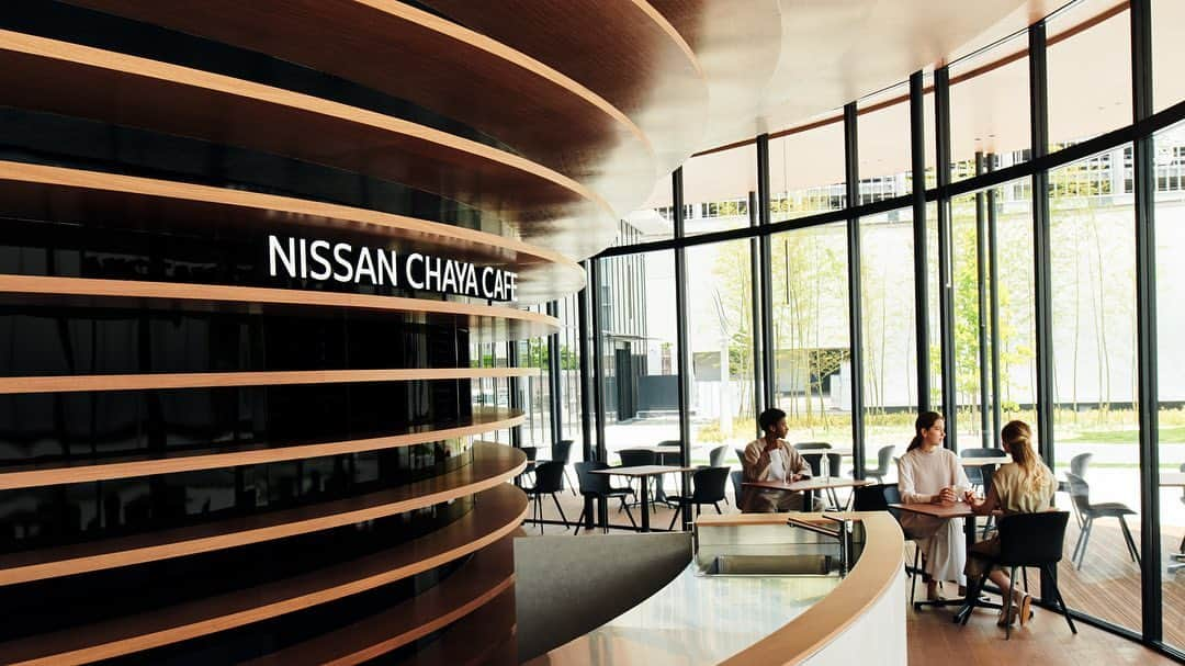 日産自動車さんのインスタグラム写真 - (日産自動車Instagram)「【 #ニッサンパビリオン 】 NISSAN CHAYA CAFEでは、自動運転支援技術を応用した #プロパイロット ウエイターや、お皿に反応してメニュー情報が流れるインタラクティブテーブルなど、様々な体験をご用意しています。 #日産 オリジナルビールやテイクアウトドリンクもございます。  #NissanPavilion #nissan #ニッサン #nissanjapan #🚗 #5523  ※混雑時は入場制限がございます」8月26日 10時14分 - nissanjapan