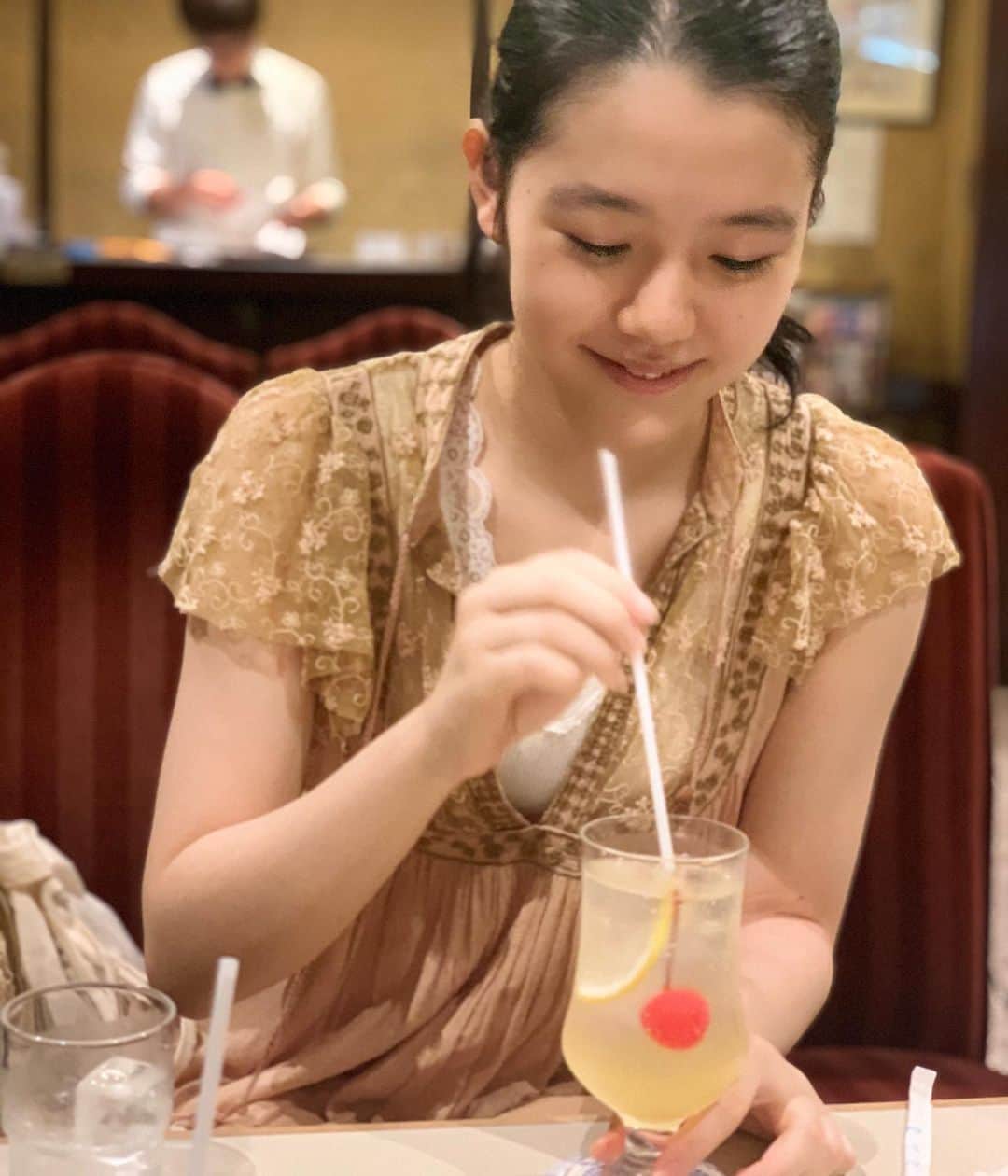 前田エマさんのインスタグラム写真 - (前田エマInstagram)「レッスンの前に 同じ事務所のひなちゃんと。 @hina_yukawa  ときどきお茶する、妹みたいに可愛くて、その純粋さにいろんなことを学ばせてもらってる素敵な女の子。 彼女のお芝居、かっこいいんだ。　#そうして私たちはプールに金魚を 最高なんだよ〜 #湯川ひな」8月26日 10時24分 - emma_maeda