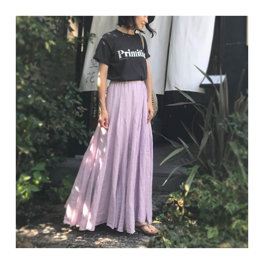 上村若菜のインスタグラム：「. 先日のコーデ。 取材帰りに立ち寄ったランチが美味しくて癒されました🍵 . スミクロのTシャツにラベンダーのスカートを合わせて💜 . 本日より @leemarche でもコラボTの販売がstartしました✨✨ Online shopでは完売してしまったカラーもまだ買えるようなのでチェックしてみてください✨ まだまだ暑いですが、秋もシャツやニットなどを羽織っても着られるので長くお使いいただけると思います💕 ストーリーズにリンク貼りました🔗 . #wakameswardrobe #カジュアルコーデ #ロゴt #ロゴtコーデ #ママコーデ . Tシャツ…#ritajeanstokyo  スカート…#cpshades #ronherman  バッグ…#maisonnhparis  サンダル…#rainbowsandals」