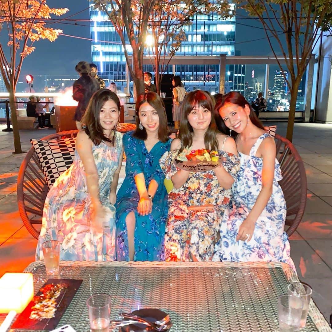 片桐優妃のインスタグラム：「夏織ちゃん @okuyama_kaori の誕生日祝いで#celavitokyo へ🥂 . 照明も服もなんかもうやたらギラギラしすぎて普通じゃないかんじに😂なかなか旅行に行けないなか、#リゾート な気分が味わえて楽しかったです😍💗 . #ルーフトップ #looftopgarden」