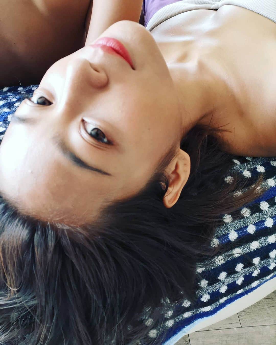 脇田恵子のインスタグラム：「最近リップ塗ること減って眉毛しっかり描くようになった🧐 季節が変わるたびにリップの色味も変えてたけどそのイベントがなくなって変な感じー🤗」