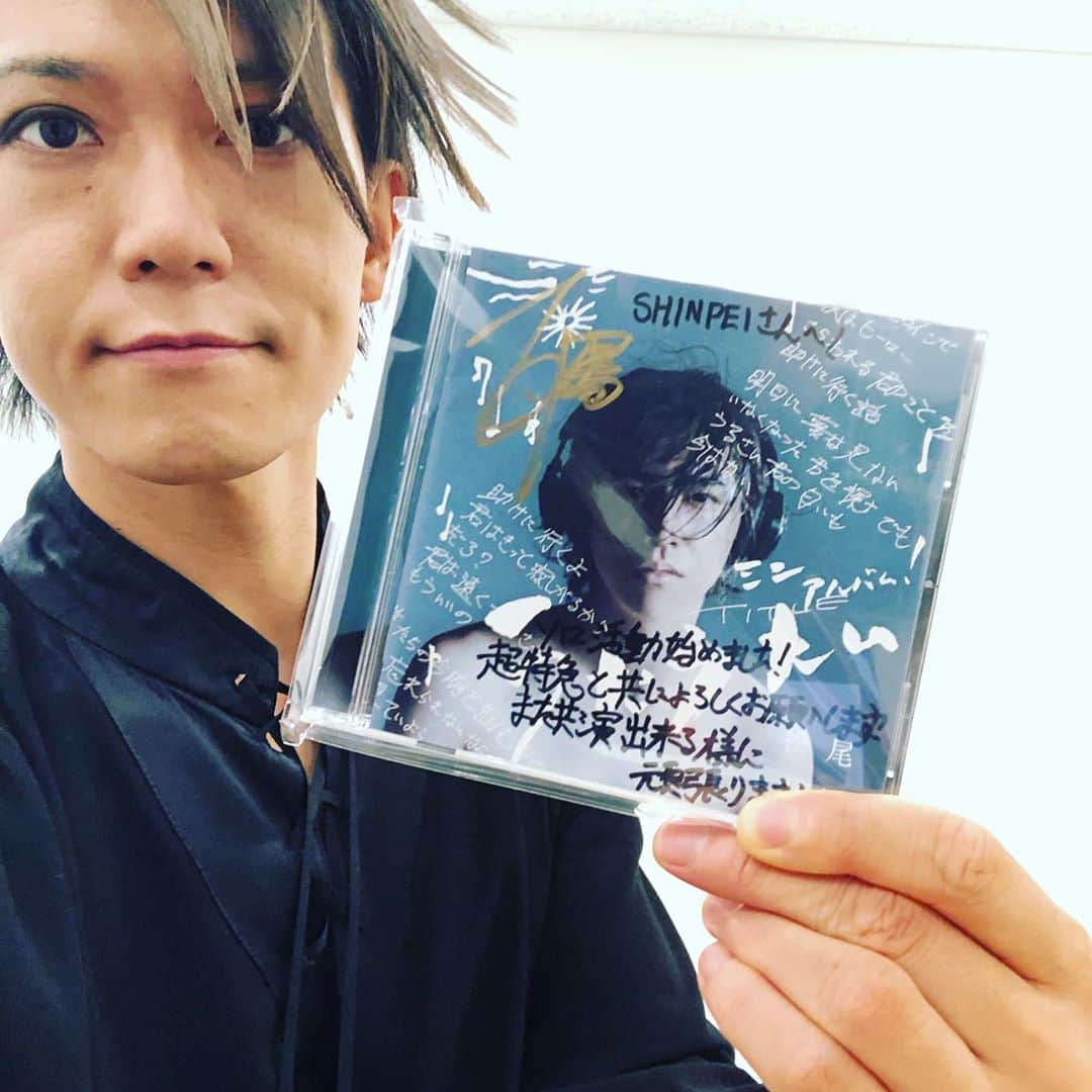 SHINPEIのインスタグラム：「超特急のタカシ君から、松尾太陽名義のソロデビューアルバム「うたうたい」を頂きました！﻿ ﻿ 超特急とは違う世界なのかな、、、特に太陽君が作詞&作曲した掌を聴くのがめっちゃ楽しみ！﻿ ﻿ タカシ君ありがとう！応援してます。﻿ ﻿ #超特急﻿ #松尾太陽﻿ #うたうたい﻿」