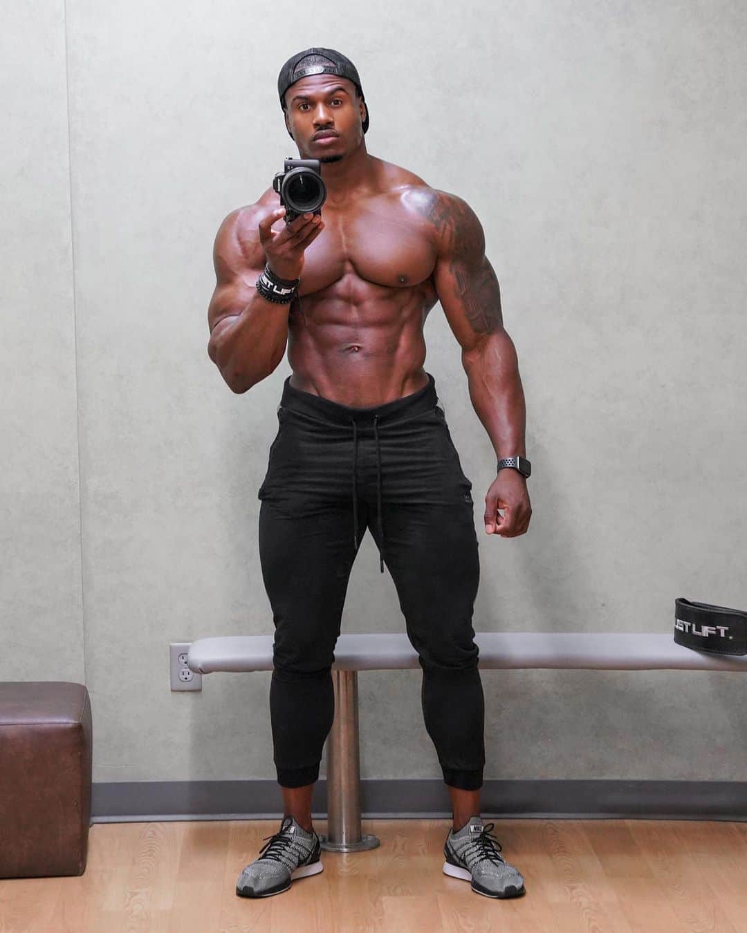 Simeon Pandaさんのインスタグラム写真 - (Simeon PandaInstagram)「Post workout selfie just cause 😅💪🏾 Another great session in the bag 👌🏾 How’s everyone’s training been going so far? What you got today?⁣ ⁣ 🔥 Download my diet & full training routines at SIMEONPANDA.COM⁣⁣⁣⁣⁣ ⁣⁣⁣⁣⁣ 👉 Be sure to SUBSCRIBE to my YouTube channel: YouTube.com/simeonpanda 👈⁣⁣⁣⁣⁣⁣⁣⁣ Many more 🏠 home workouts all FREE at Youtube.com/simeonpanda ⁣⁣⁣⁣⁣⁣⁣⁣ ⁣ 💊 Follow @innosupps ⚡️ InnoSupps.com for all the supplements I use 👌⁣⁣⁣⁣⁣⁣⁣⁣ ⁣⁣ #simeonpanda」8月26日 16時06分 - simeonpanda