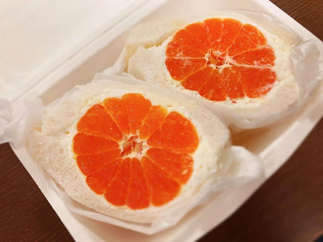 永島聖羅さんのインスタグラム写真 - (永島聖羅Instagram)「みかんサンド🍊 . . 本当に美味しすぎてもう食べたい。。 レアチーズのクリームも入ってて さらに好みの味😭 . . 甘いもの、好き…」8月26日 16時10分 - seira_nagashima