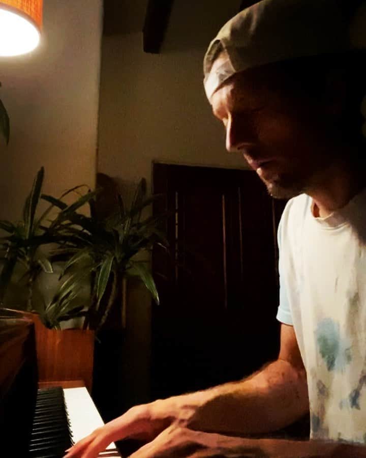 ジェイソン・ムラーズのインスタグラム：「Piano lessons.」