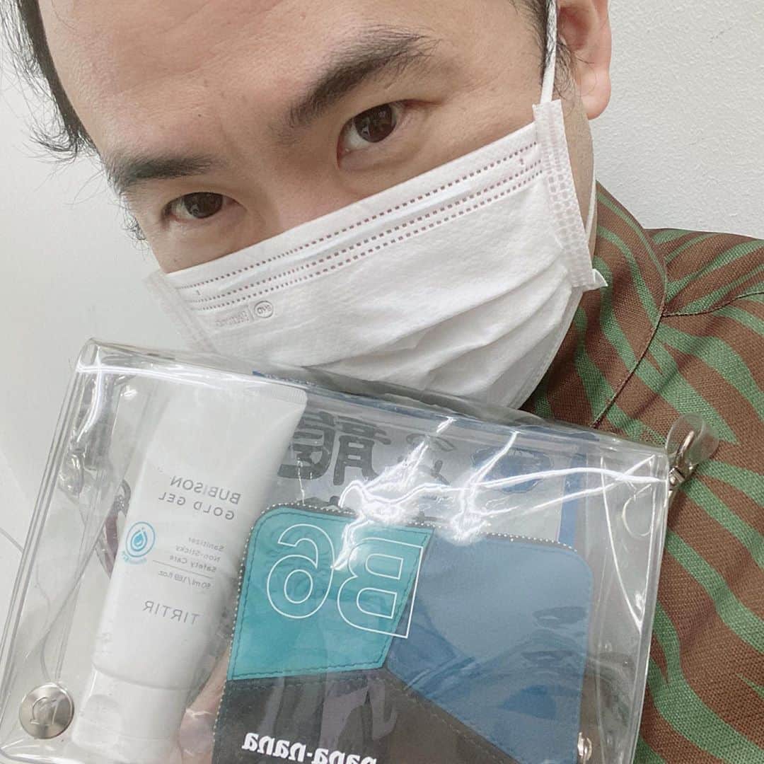 斎藤司のインスタグラム：「私の必需品 鞄の中はシースルー 心の中もシースルー 財布 のど飴 アルコール #龍角散 #loewe  #tirtir #財布は中に2000円しかない #まだまだ除菌 #気抜かずに #消毒していきましょう #消毒がもう当たり前になってきた #時代感じるね #ちょっと毛先の跳ね #気になるね。」