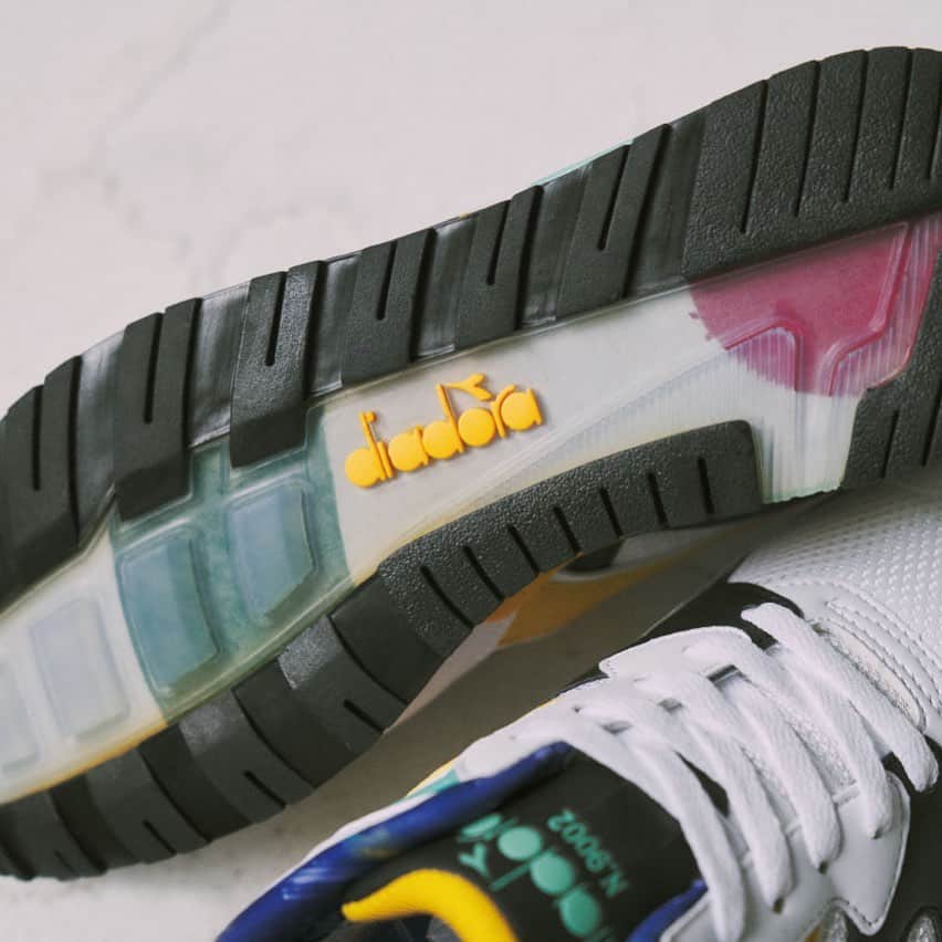 のインスタグラム：「. 【diadora NEW PRODUCT INFORMATION】 . "n9002 kromadecka" . 1992年に中距離ランナー用として発売され、その後ライフスタイルスニーカーに変貌を遂げたdiadoraの最も象徴的なシューズ"N9002" ビジブル構造で話題を呼んだクリアアウトソールはそのままに、当時と同じ"double action"システム（※着地時のかかとの衝撃を吸収し、前足部で強い蹴り出しを可能にするテクノロジー）を搭載。 抜群のクッショニングと毎シーズン絶妙なカラーリングが楽しめるコアアイテム。 . #diadora #diadorasportswear #n9002 #makeitbright #sneakers #ディアドラ #ディアドラスポーツウェア #スニーカー」