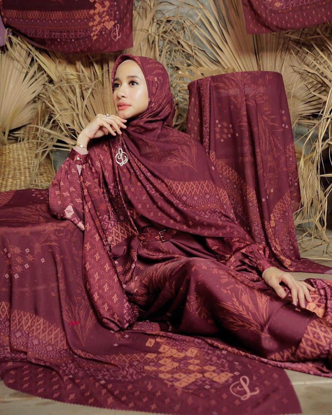 ラウディアシンシアベラのインスタグラム：「بِسْمِ اللَّهِ   Kenyamanan tidak akan bisa didapatkan dari kenyamanan.  Kenyaman akan didapat dengan kerjakeras,kesulitan,ujian 🤍 . . Dikutip dari kajian Ustadz Muhammad Nuzul Dzikri حفظه الله 🙏🏼 . . Im in Minang Series @lbylcb」