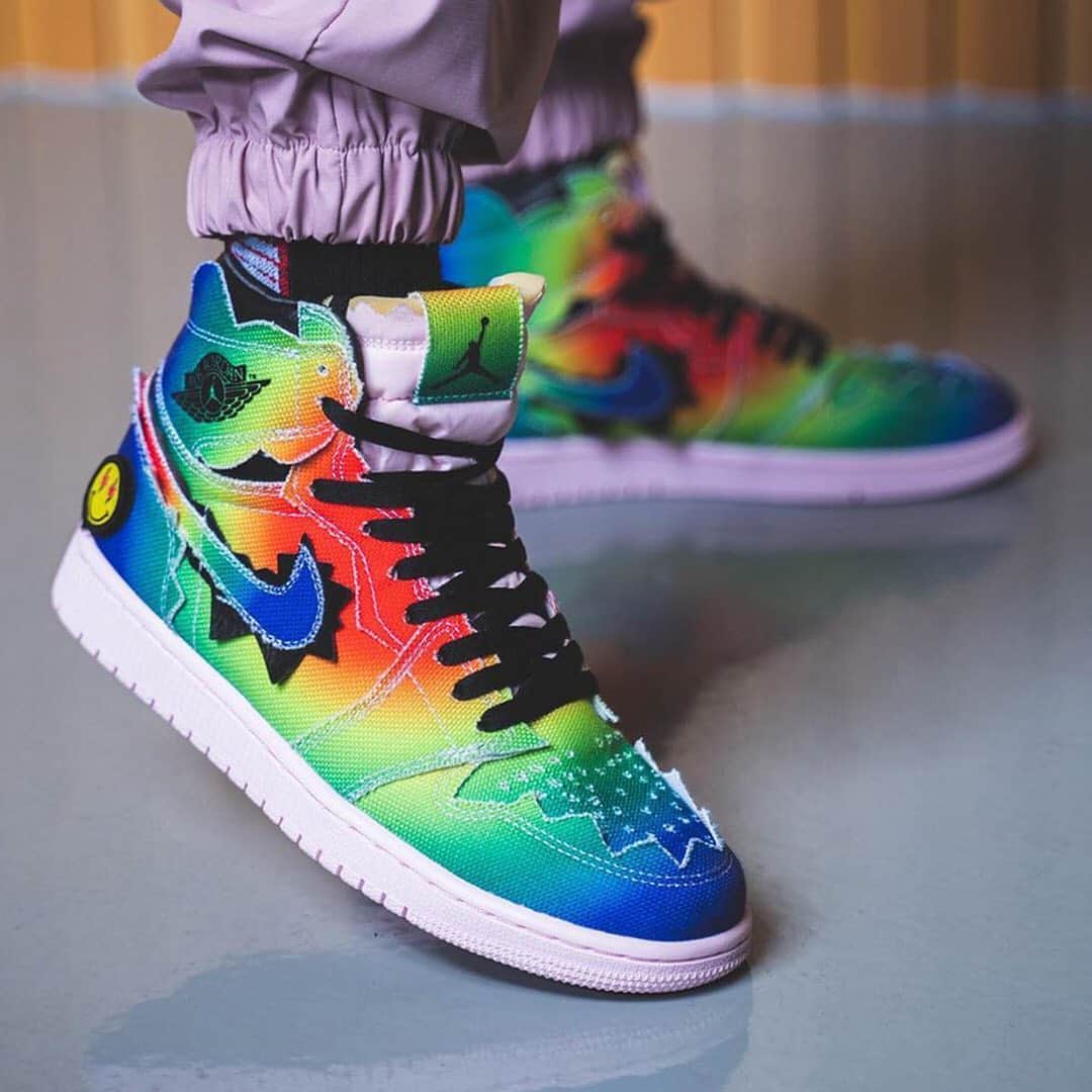 HYPEBEASTさんのインスタグラム写真 - (HYPEBEASTInstagram)「@hypebeastkicks: Take an on-feet look at the @jbalvin x Air Jordan 1 Retro High OG. Treated with vivid rainbow hues, the shoe comes detailed with cut-outs and frayed edges, J Balvin’s smiley face motif at the top, a pastel pink tongue with a semi-exposed foam and hits of black leather. Its official release info is yet to be announced, so stay tuned. ⁠⠀ Photo: @repgod888」8月26日 10時53分 - hypebeast
