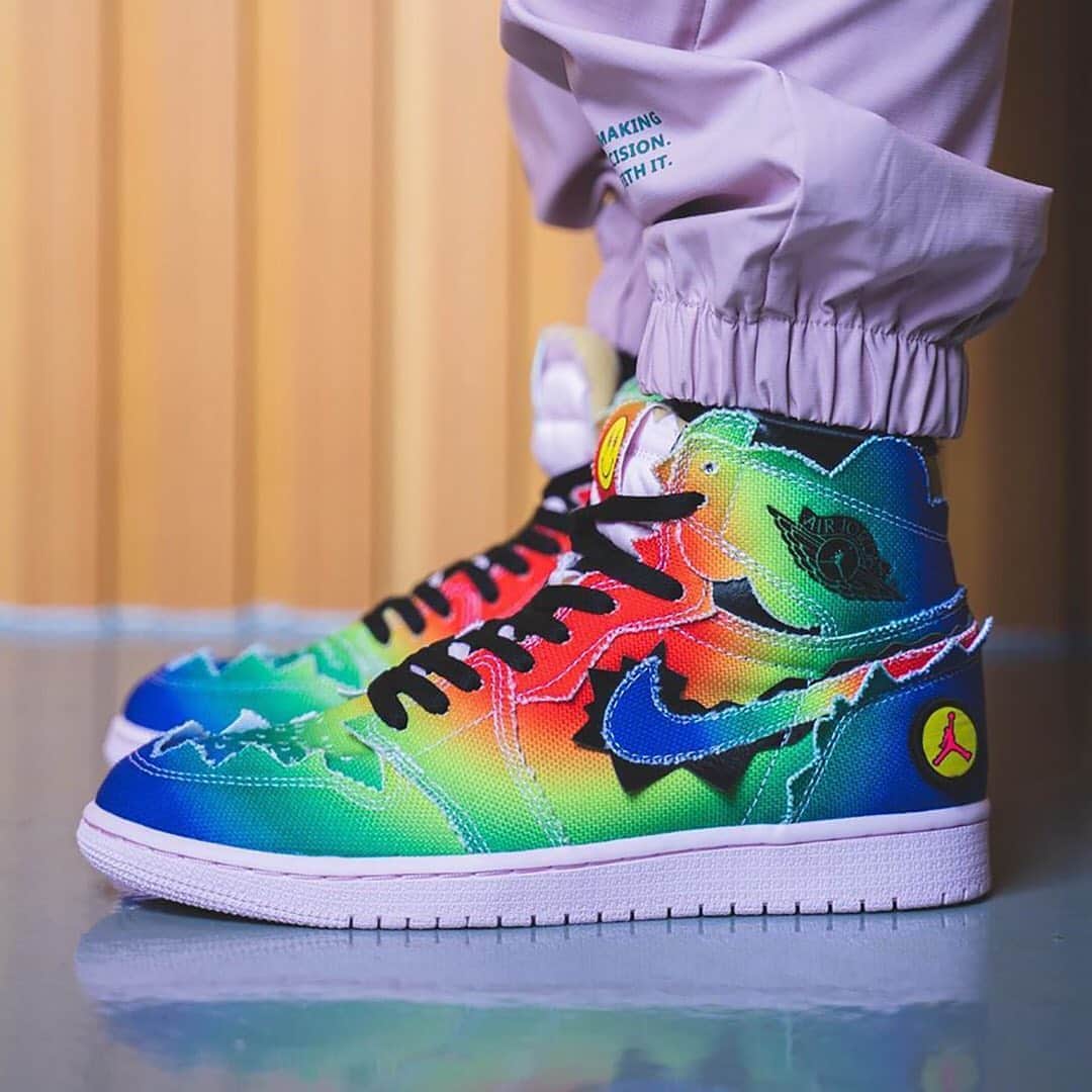 HYPEBEASTさんのインスタグラム写真 - (HYPEBEASTInstagram)「@hypebeastkicks: Take an on-feet look at the @jbalvin x Air Jordan 1 Retro High OG. Treated with vivid rainbow hues, the shoe comes detailed with cut-outs and frayed edges, J Balvin’s smiley face motif at the top, a pastel pink tongue with a semi-exposed foam and hits of black leather. Its official release info is yet to be announced, so stay tuned. ⁠⠀ Photo: @repgod888」8月26日 10時53分 - hypebeast
