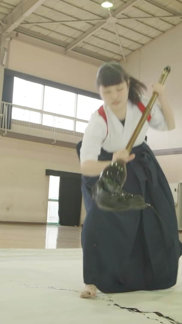 永田琴のインスタグラム：「ほぼ日手帳2021コンセプトムービーを作らせていただきました！  糸井重里さんが書いたコピーがとても心地よく心に響いて、イメージが一瞬にして出来上がりました。 こんなご時世の中、心よく参加してくれた高津高校書道部のみなさん、レターボーイ、ほかたくさん映像応募してくれたほぼ日ファンの皆様に感謝。  音楽を担当してくれた羊毛くんとSalyu、 最高でした！！ 是非ご覧ください。  https://www.1101.com/store/techo/ja/2021/sp/about/movie.html  #ほぼ日手帳 #市川和則 #salyu  #letterboy   @salyu_official_  @letter_boy」