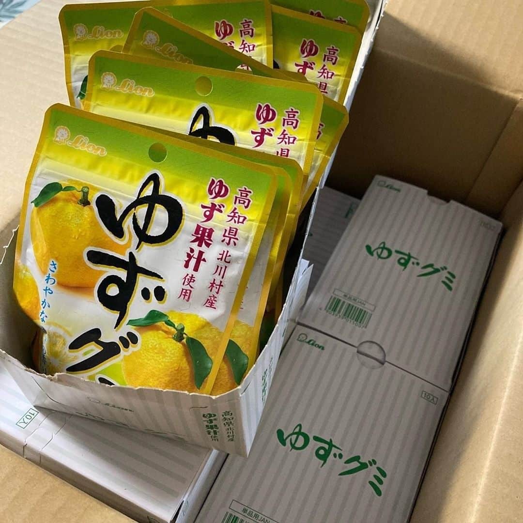 サンプル百貨店のインスタグラム：「高知県北川村産のゆず果汁を使用した香り高いゆず味のグミ✨ 噛んだ瞬間さわやかな香りがひろがりお口の中が幸せに😊💞 💖[60個]ゆずグミ 40g💖 ・ サンプル百貨店公式Instagramアカウントでは  #サンプル百貨店 や @3ple_dept を投稿文に つけてくれたみなさまの投稿を リポストしてご紹介しております* ・ ---------------------------- @ichinami_1223 さん  サンプル百貨店をご愛用頂き ありがとうございます♡ ----------------------------- ・ #サンプル百貨店 #ちょっプル #お得 #お得生活 #お得情報 #家計簿 #貯金 #節約 #ポイ活 #おうち時間 #おうちカフェ #おやつ #ゆずグミ #グミ #高知県北川村産 #グミ好き ・ ・・・・・・・・・・・・・・・・・・ ・ お友達の投稿に触発されて。 @3ple_dept から届いたゆずグミ。10パック入り×6箱。もう三食グミだな笑 #サンプル百貨店 #ゆずグミ #グミ好き #グミ好きな人と繋がりたい」